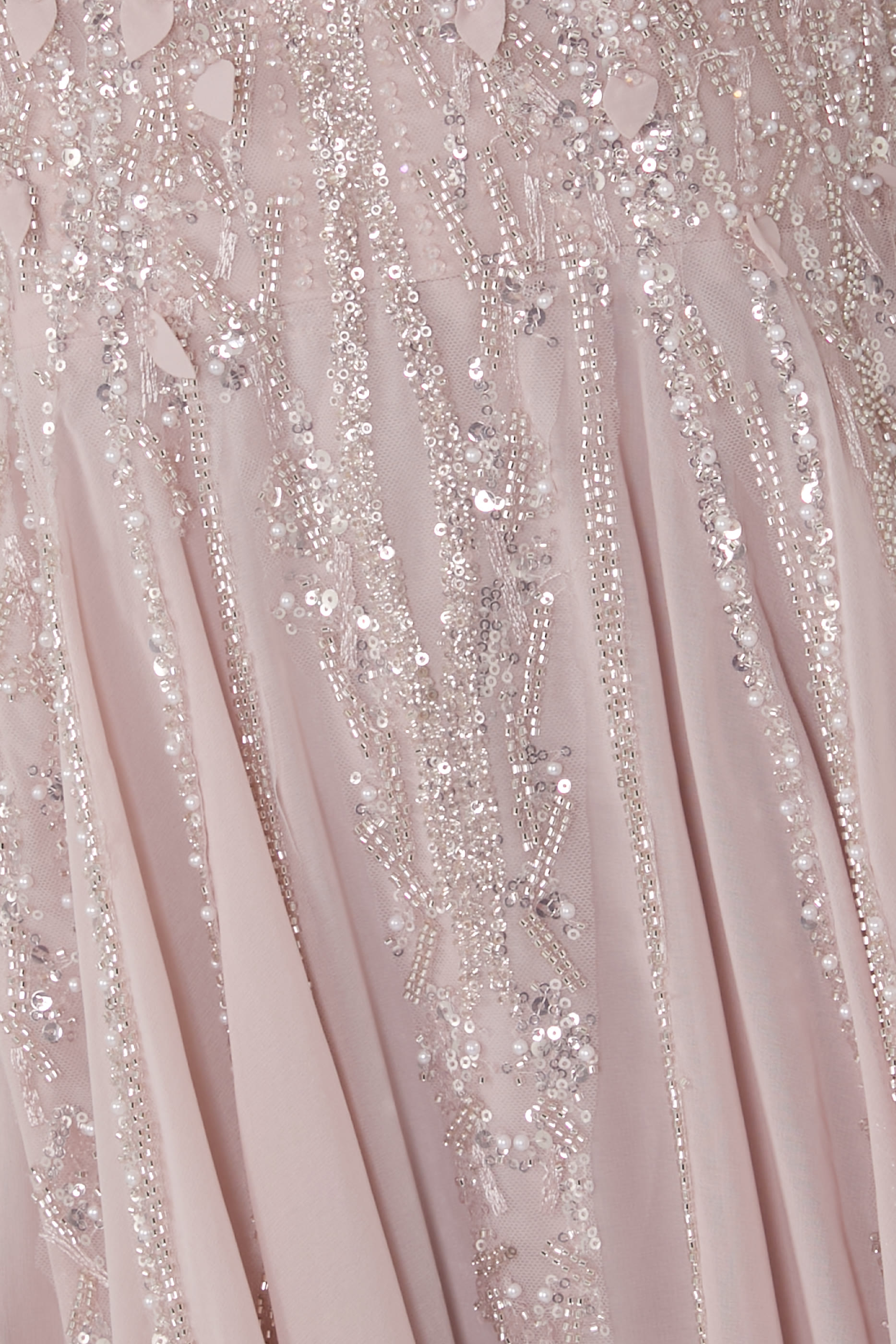 فستان سهرة بأكمام طويلة وتطريزات