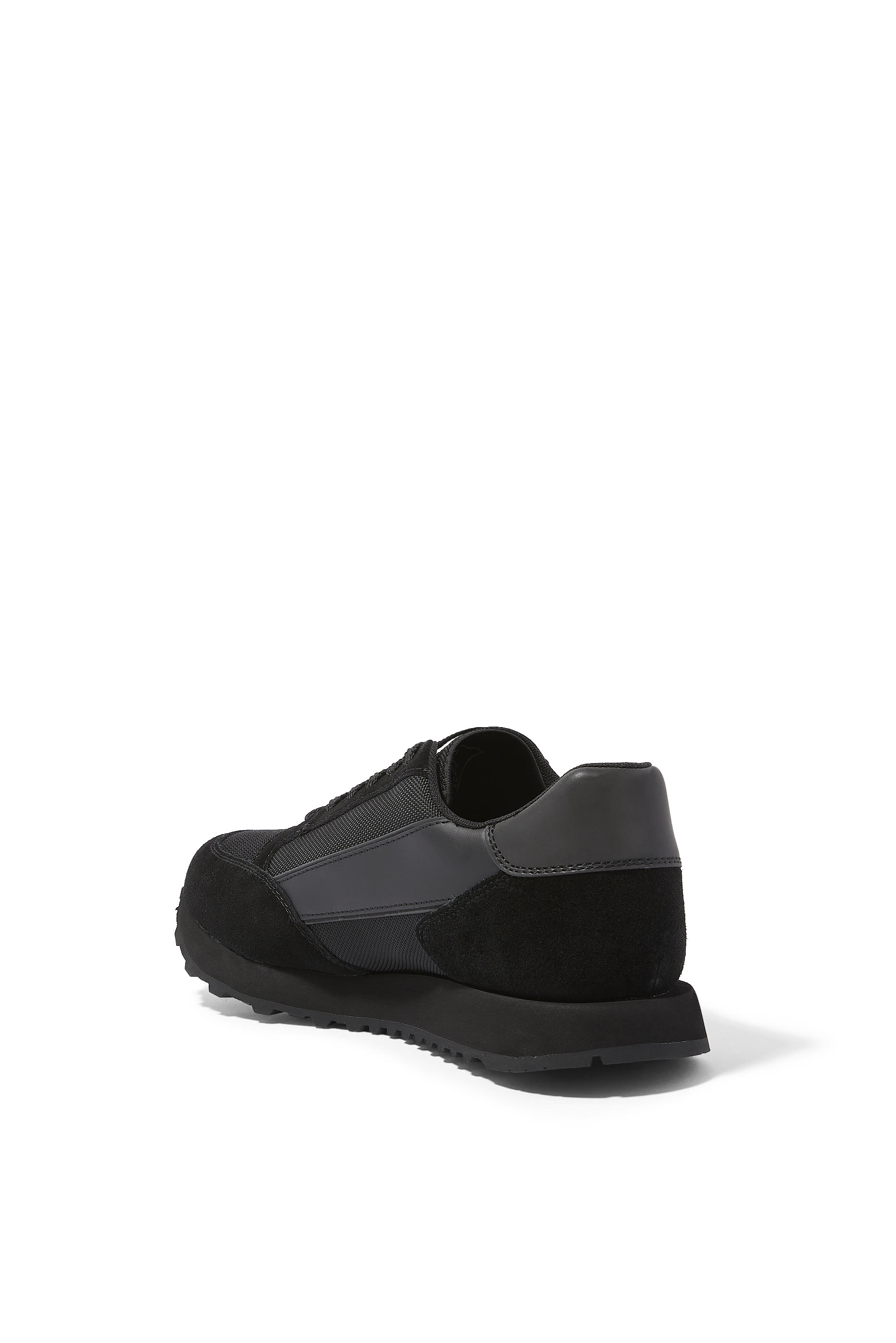 سنيكرز مزين بحروف شعار الماركة