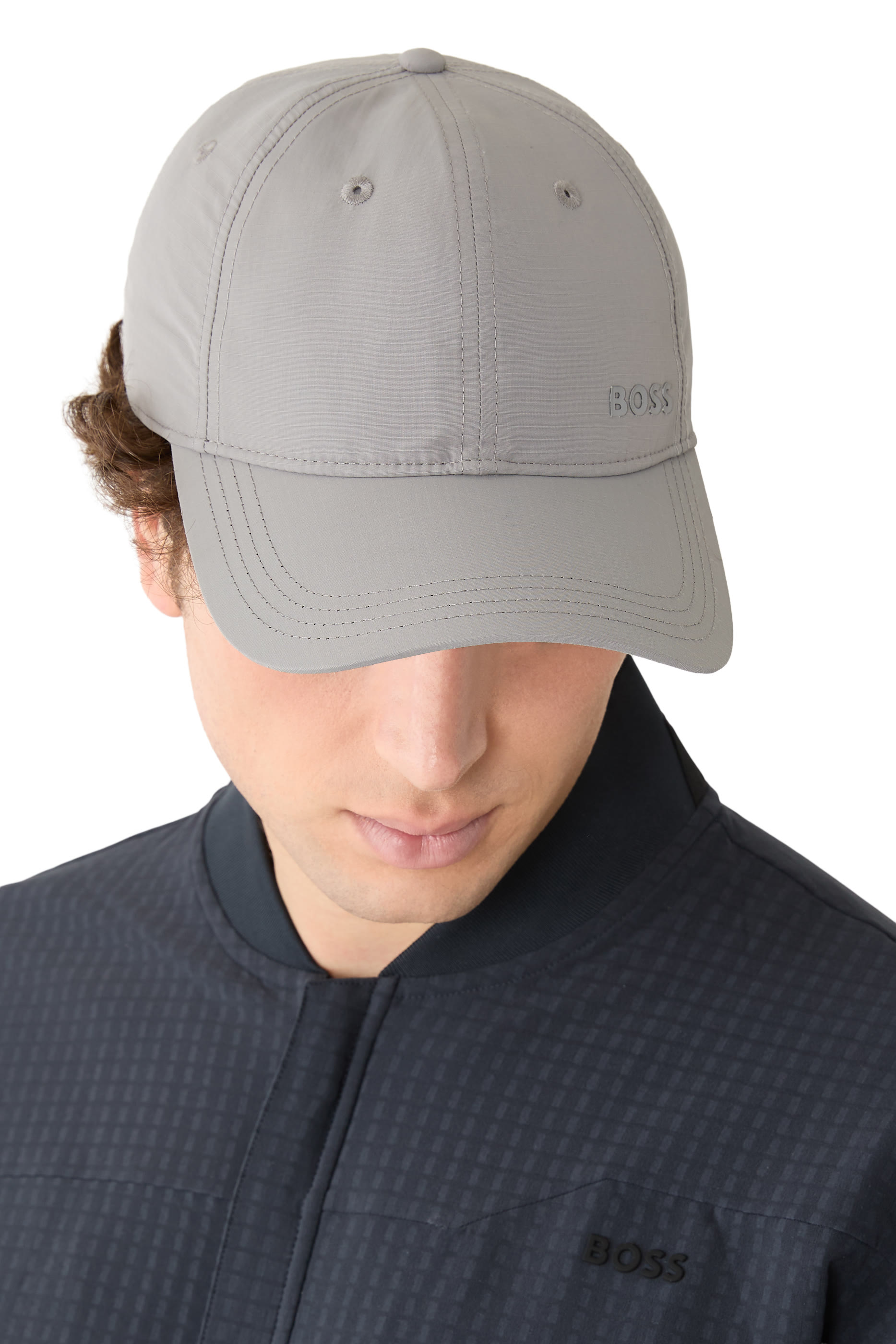 كاب بشعار الماركة