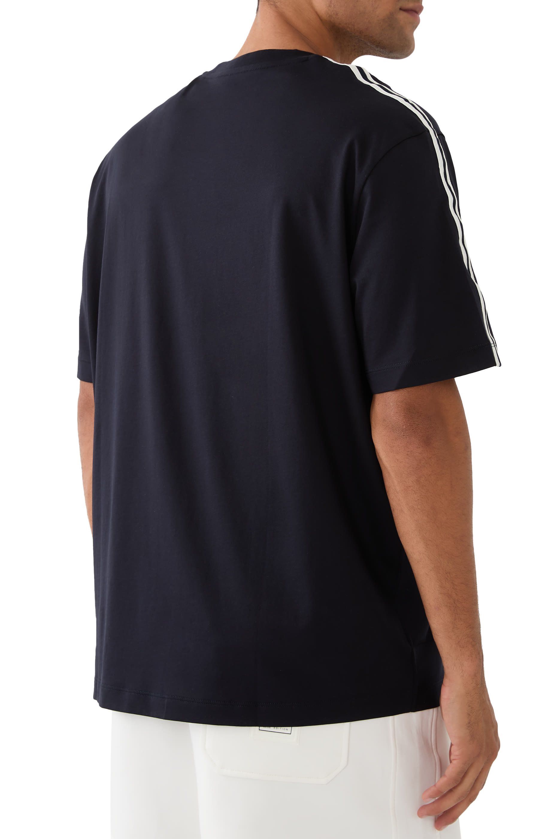 تيشيرت بياقة ضيقة وشعار الماركة