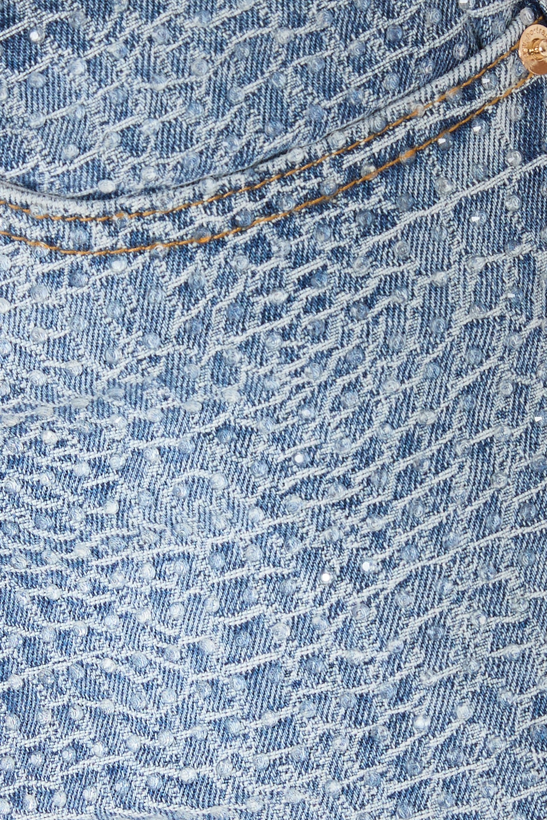 شورت دنيم مزين بأحجار الراين ونقشة جلد تمساح