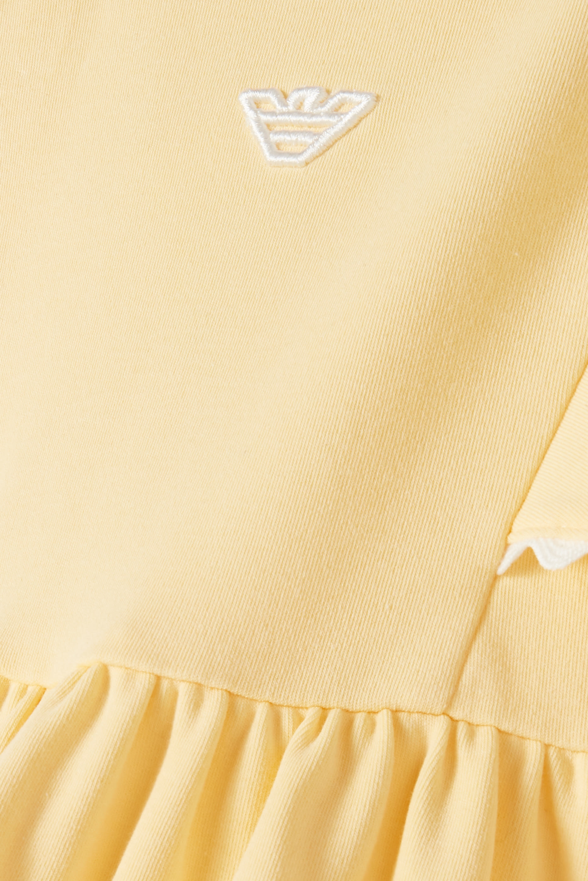 فستان بشعار الماركة وحواف صدفية للأطفال