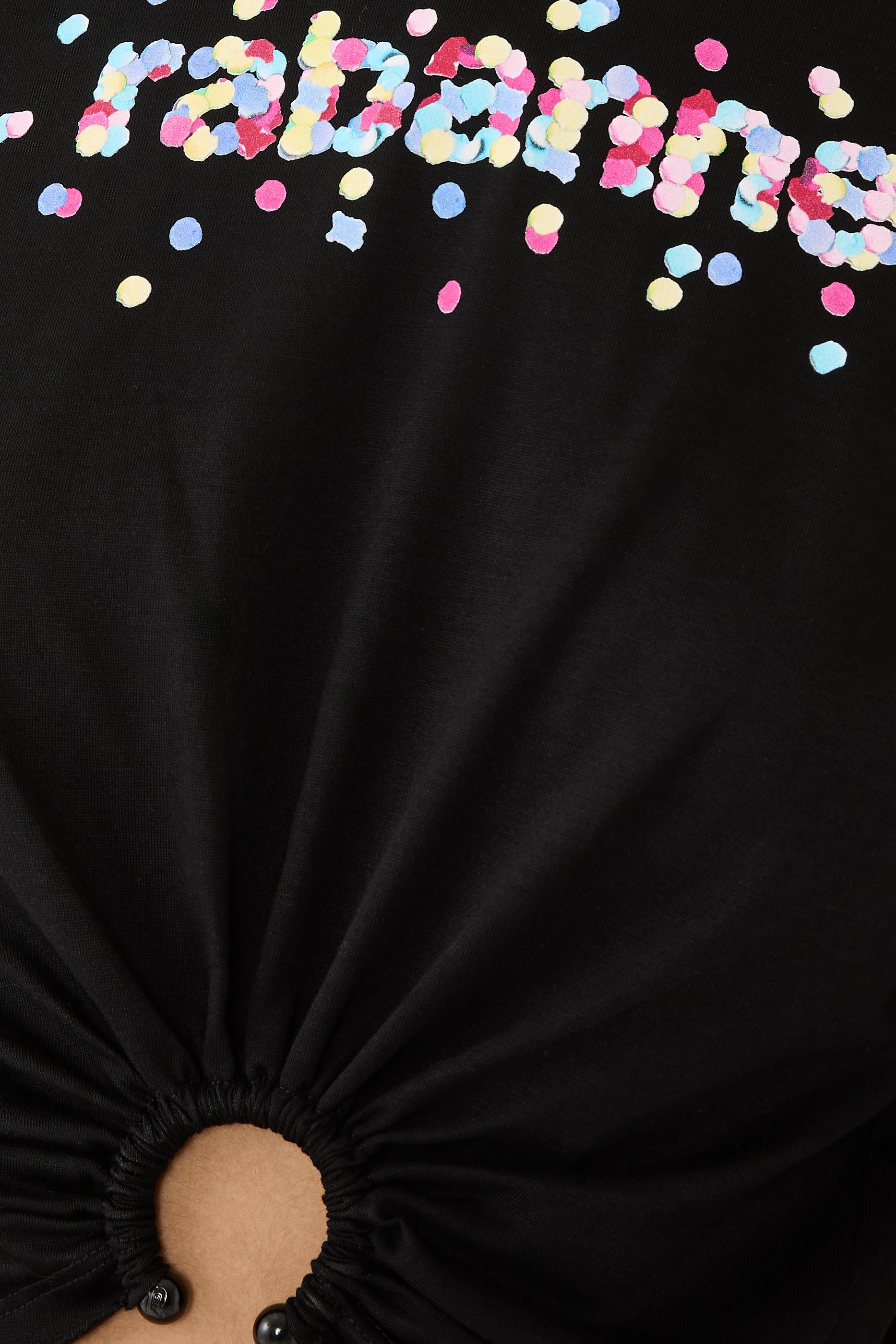 تيشيرت قصير مطرز بشعار الماركة بملمس بارز