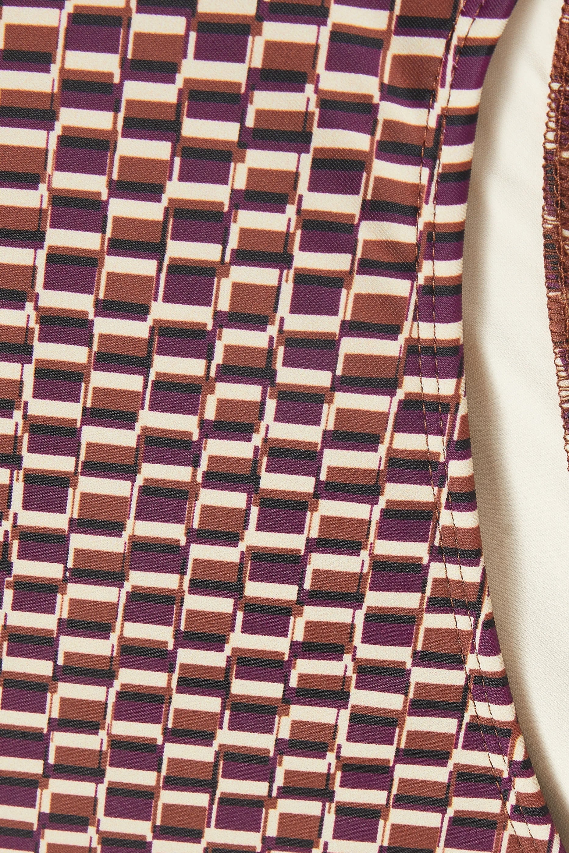 بدلة سباحة كان بتصميم قطعة واحدة بنقشة