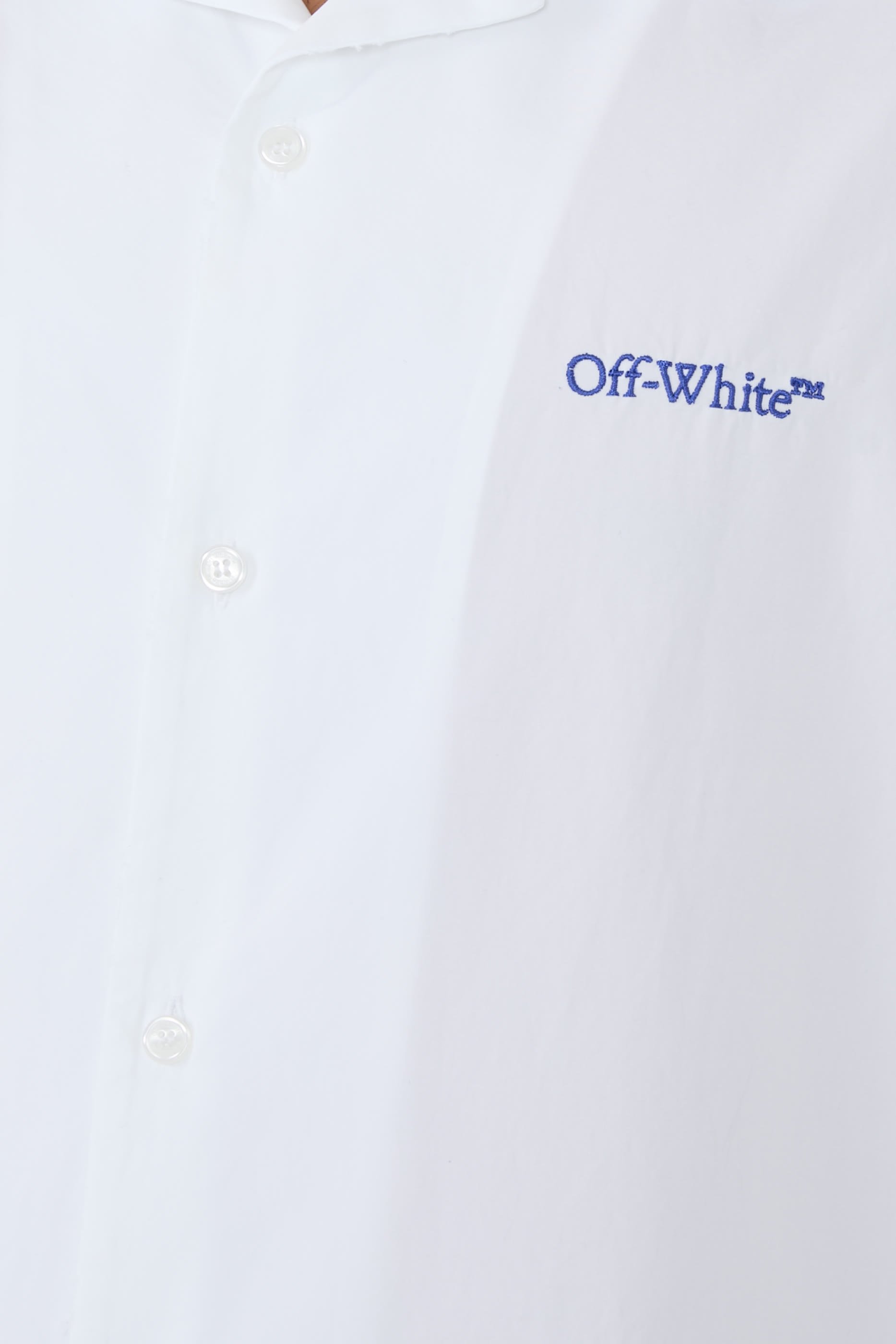 قميص بشعار الماركة