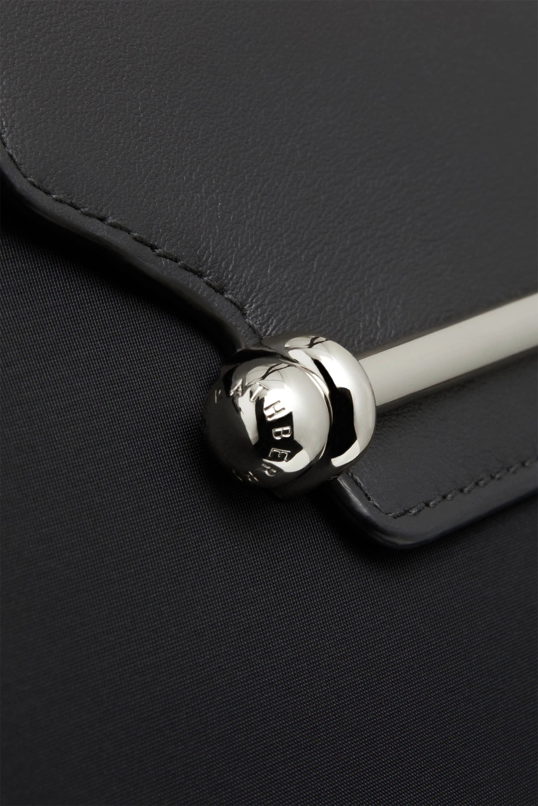 حقيبة يد ترافل متوسطة نايلون معاد تدويره