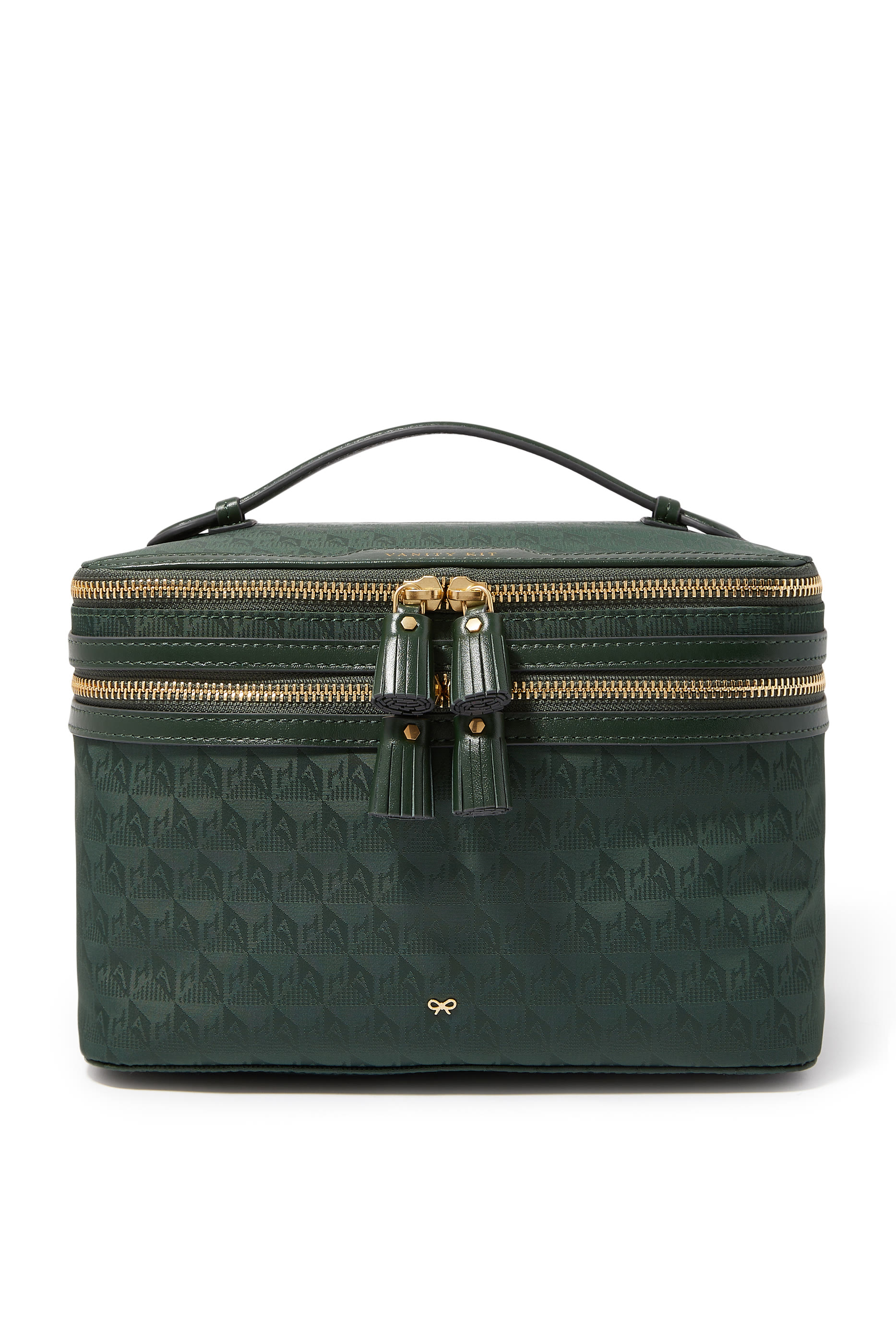 حقيبة بشعار الماركة لمجموعة مستحضرات التجميل