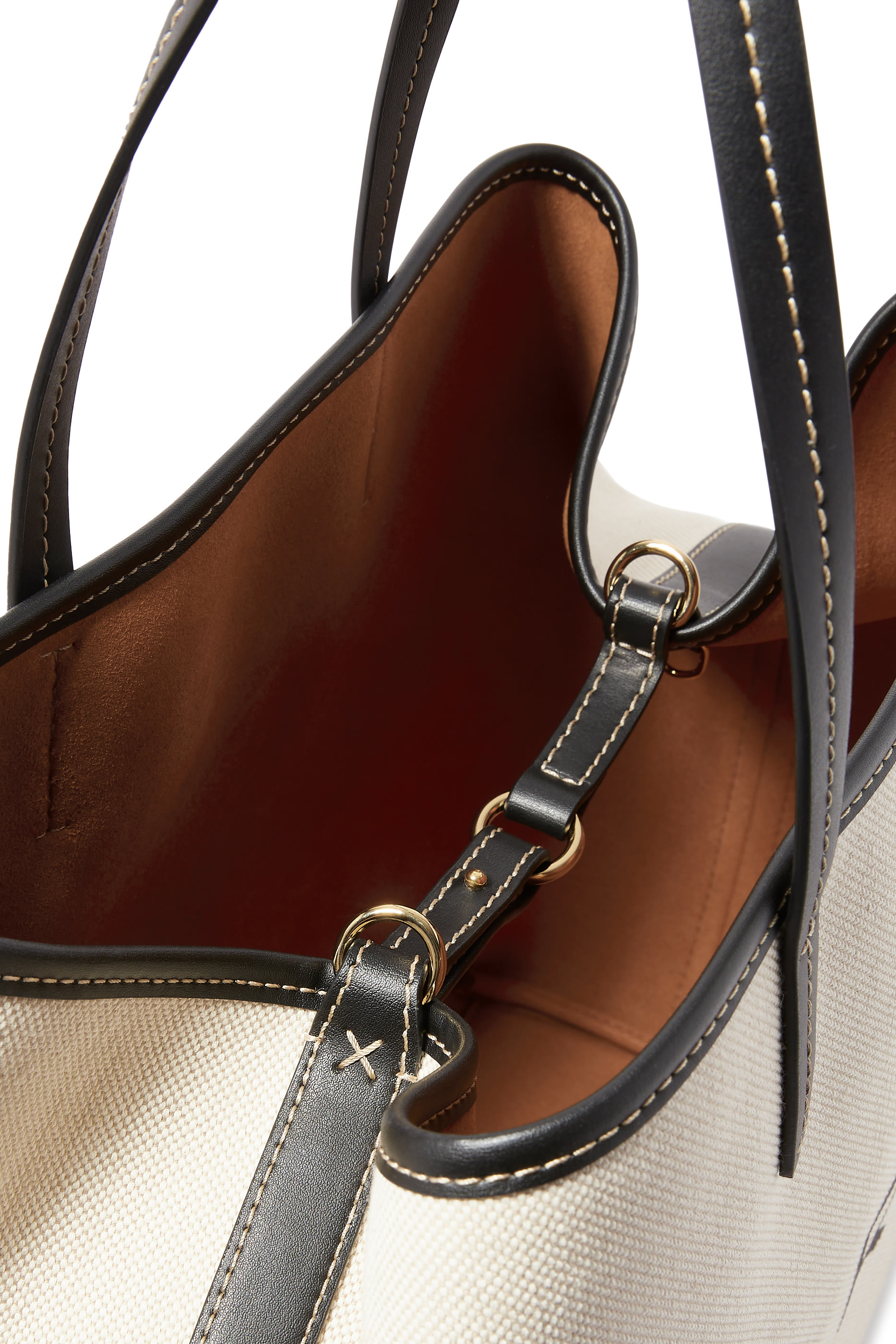 حقيبة يد بشعار الماركة