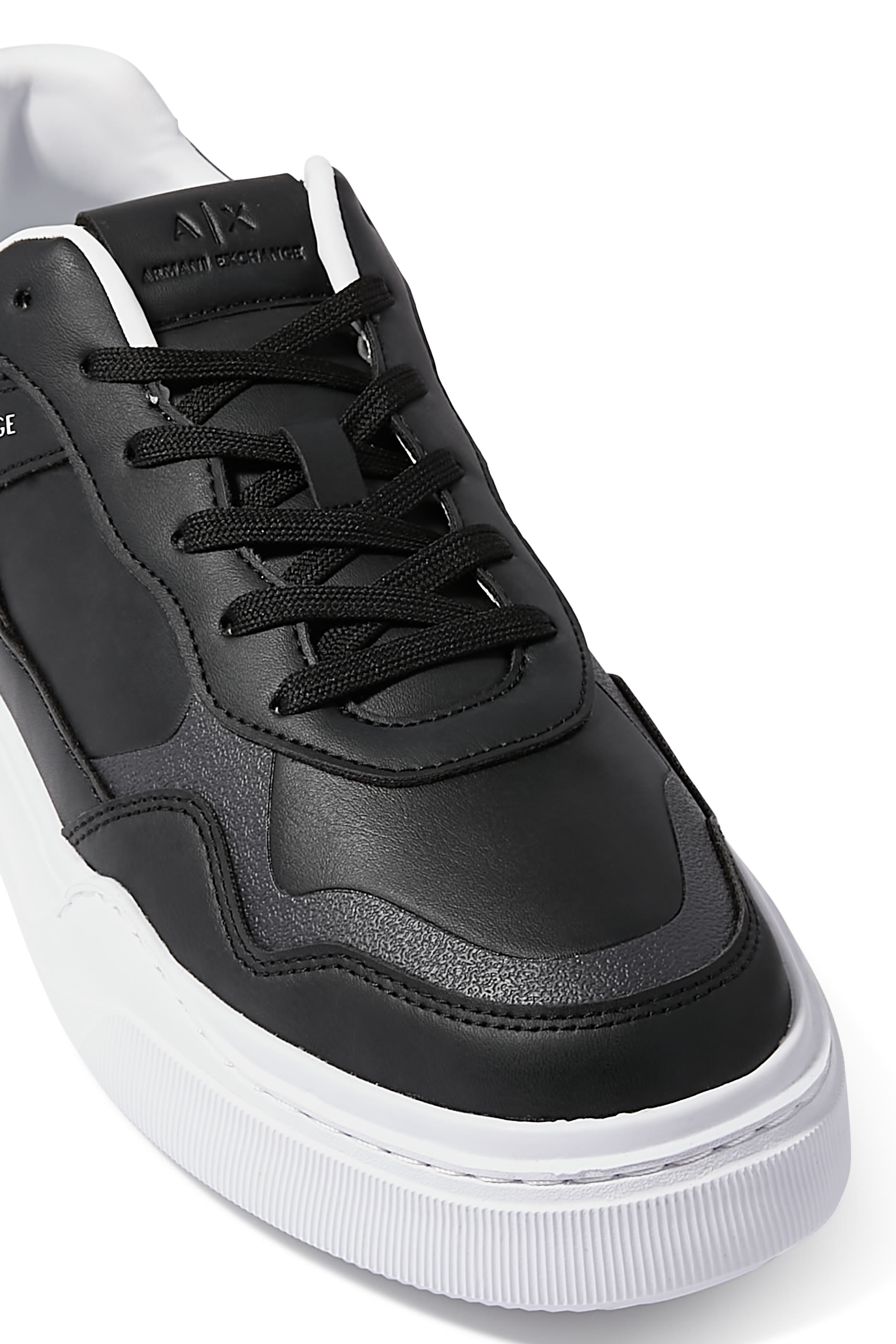 سنيكرز مزين بحياكة جلد صديق للبيئة