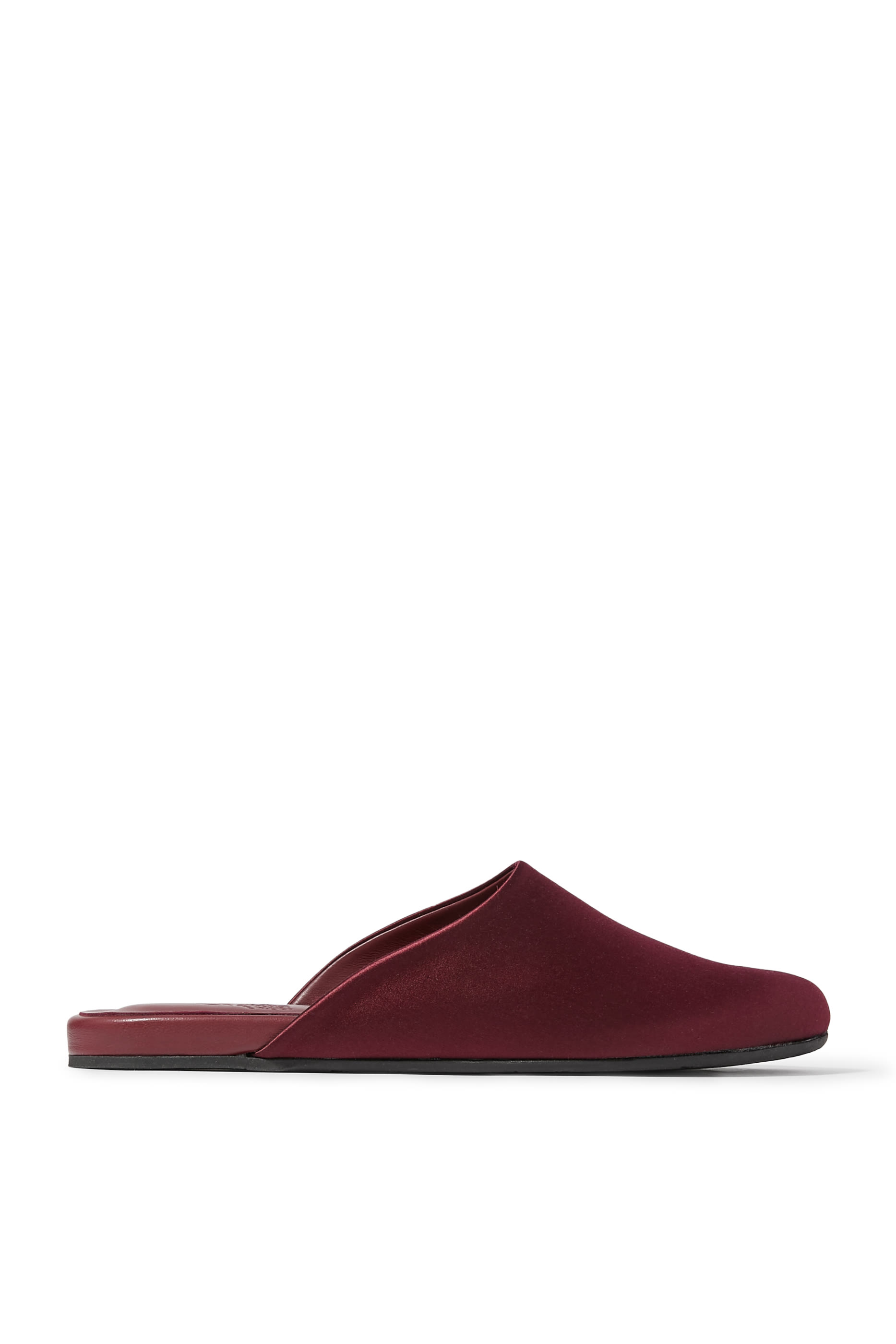 حذاء مفتوح من الخلف بنعل مسطح