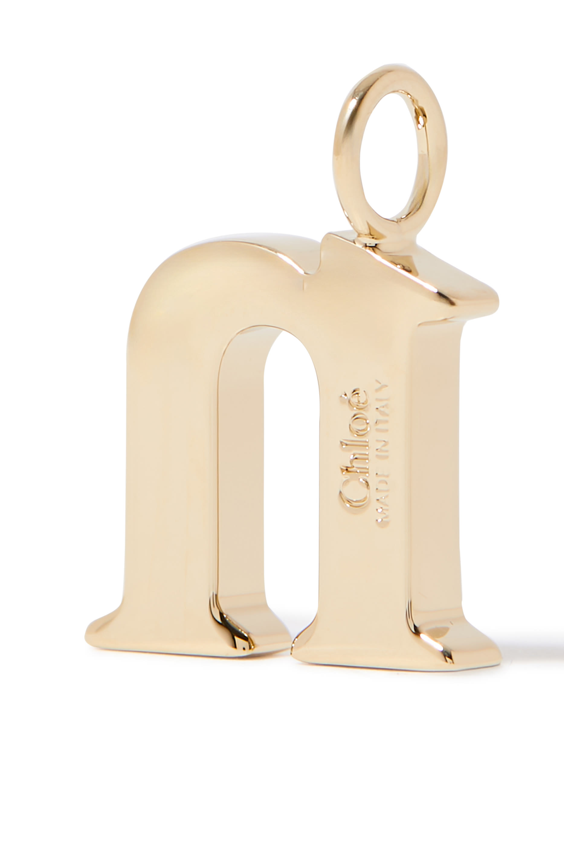 حلية بتصميم حرف n