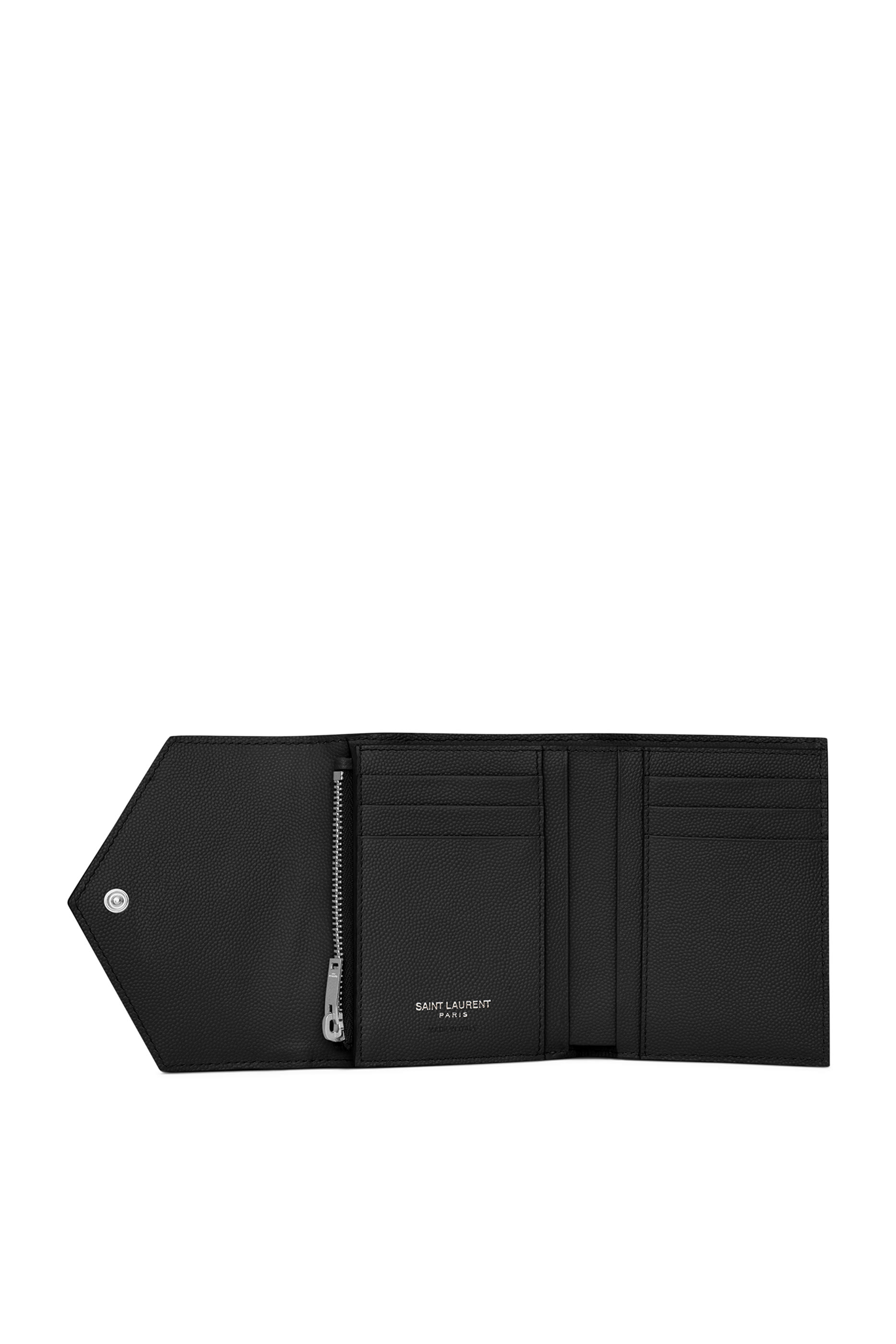 محفظة صغيرة بتصميم ثلاثي الطي وشعار الماركة وحياكة مبطنة جلد بارز الملمس