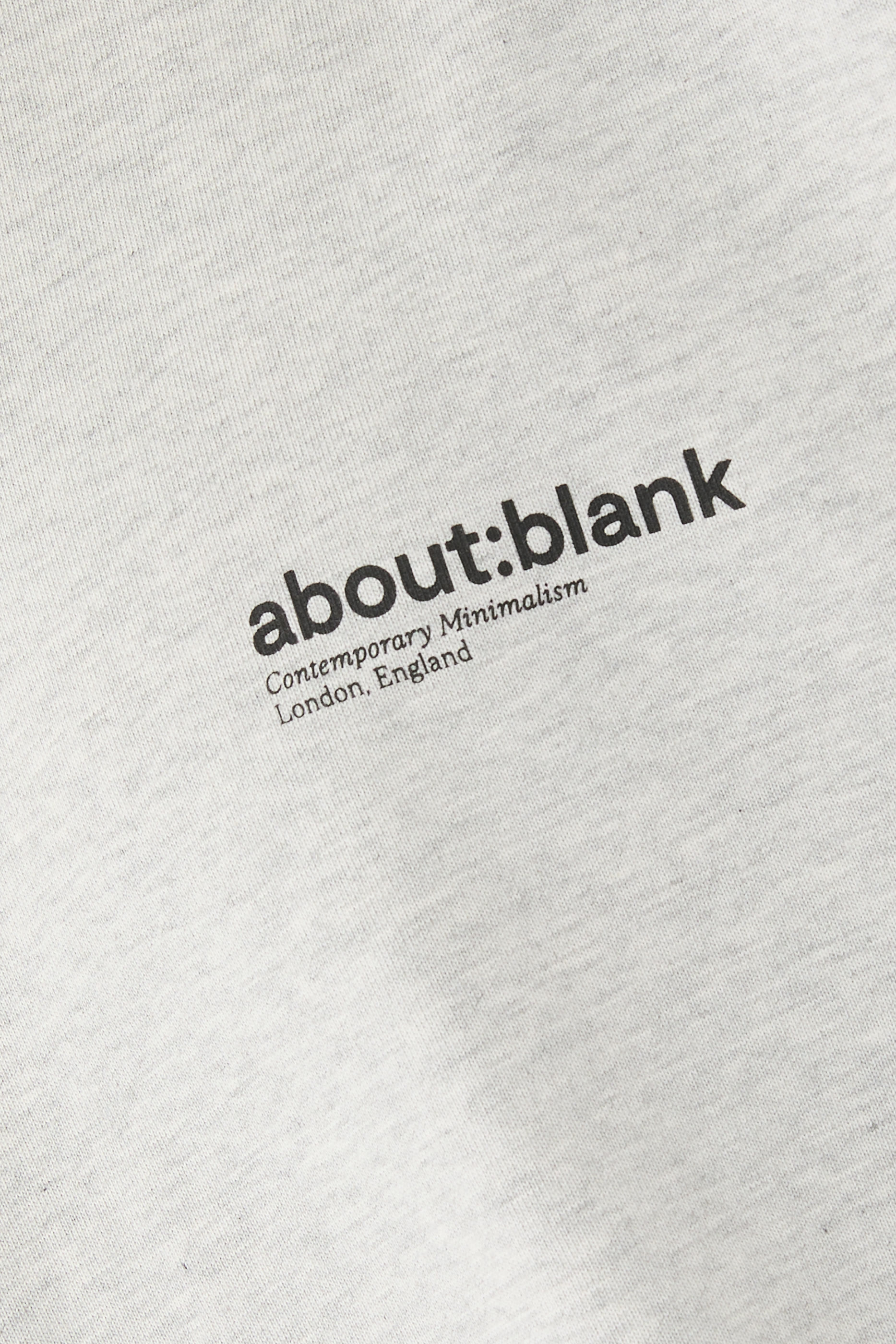 تي شيرت بطبعة مزدوجة لشعار الماركة