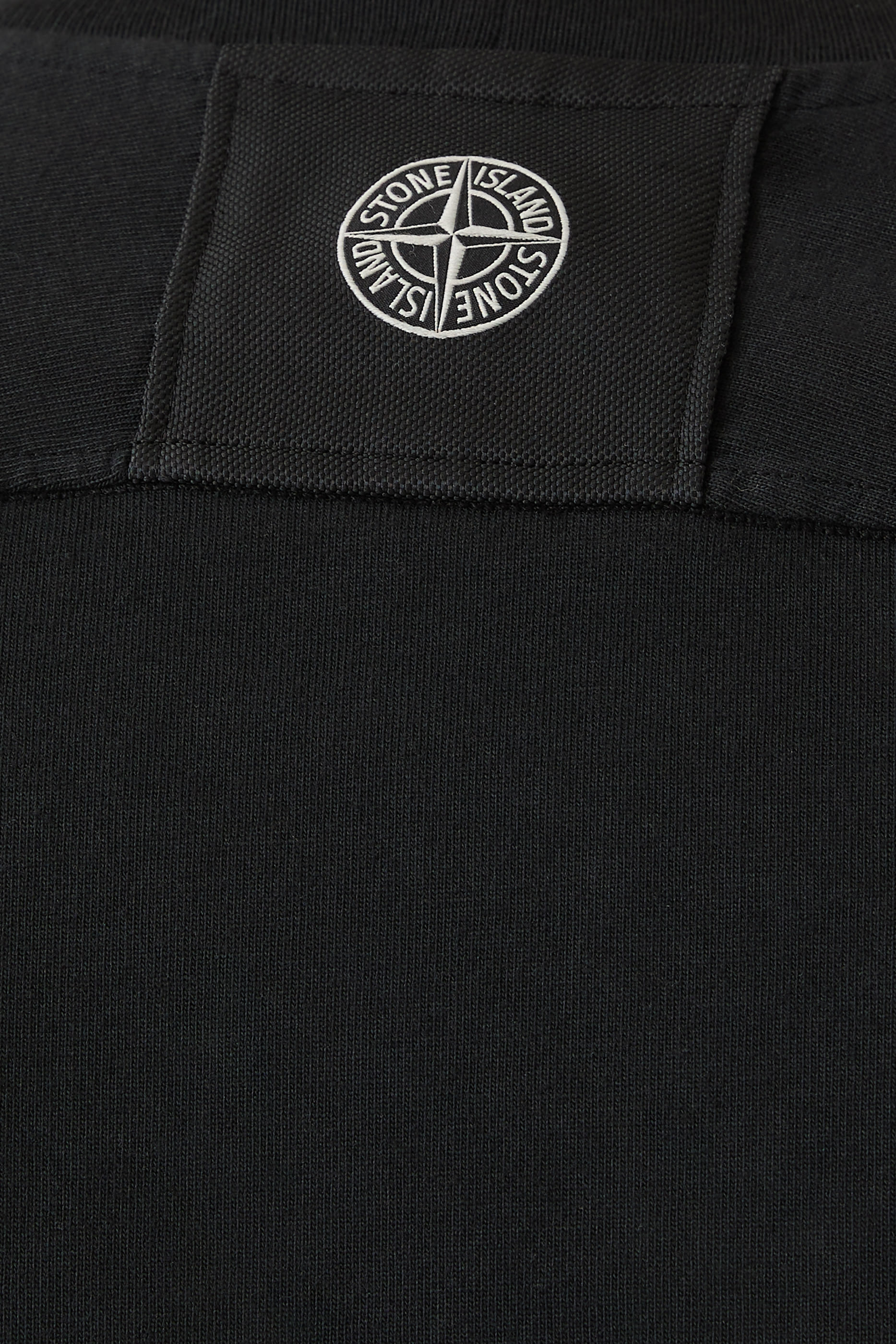 قميص بأكمام قصيرة