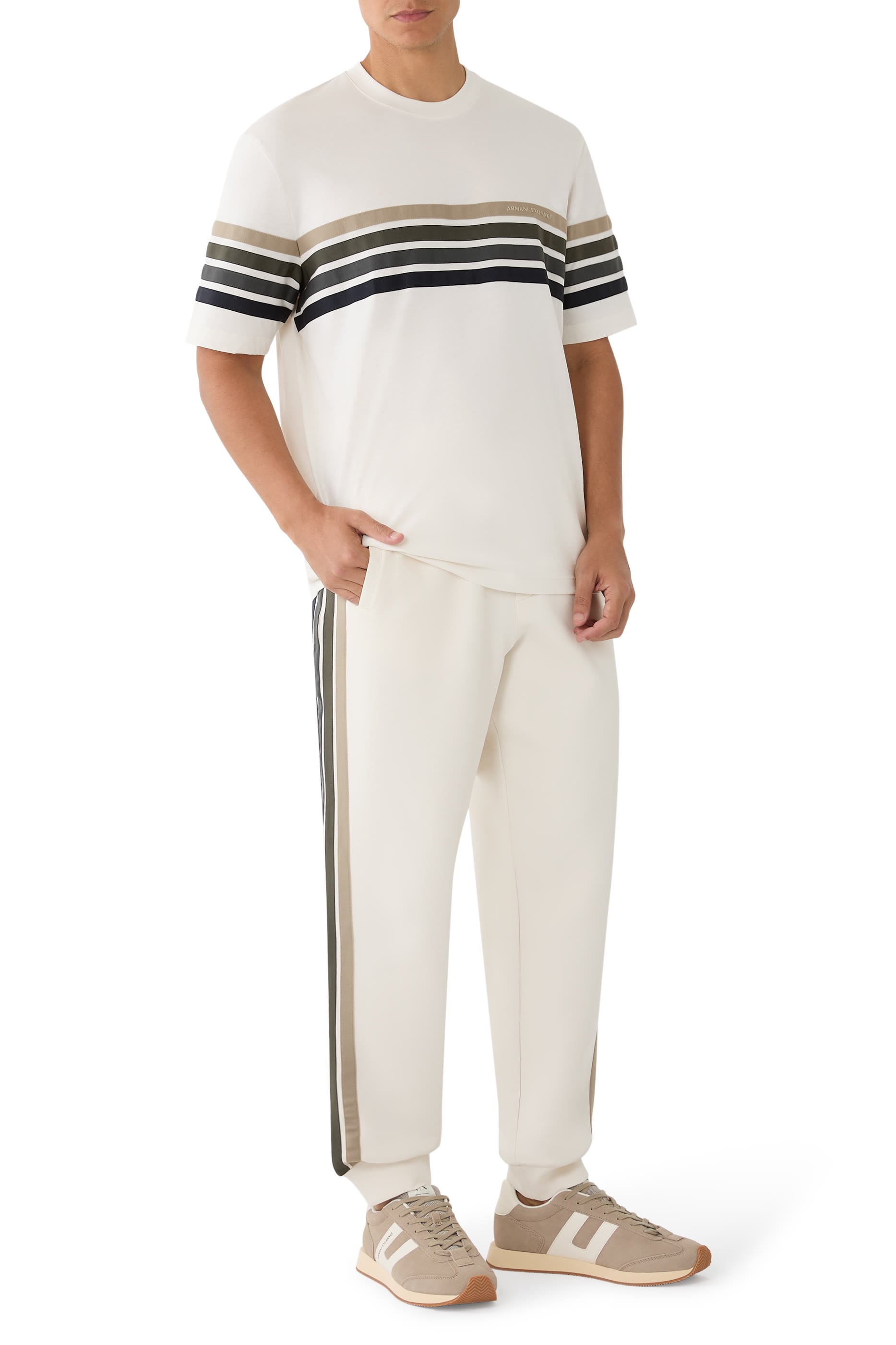 سنيكرز بشريط شعار الماركة عند الجانب