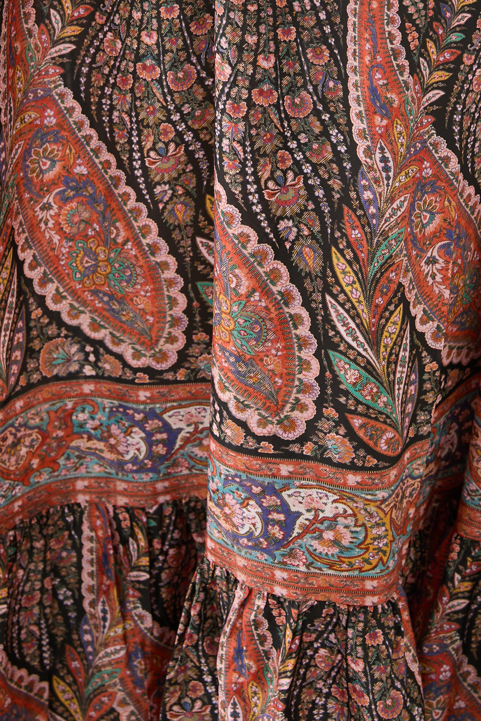 فستان طويل ريانون بكشكش