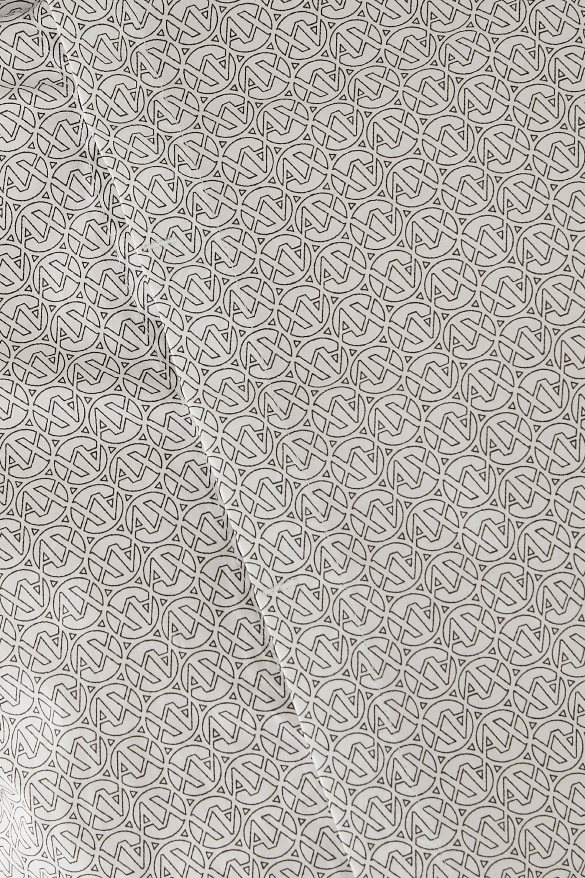 قميص بقصة ضيقة بأكمام قصيرة