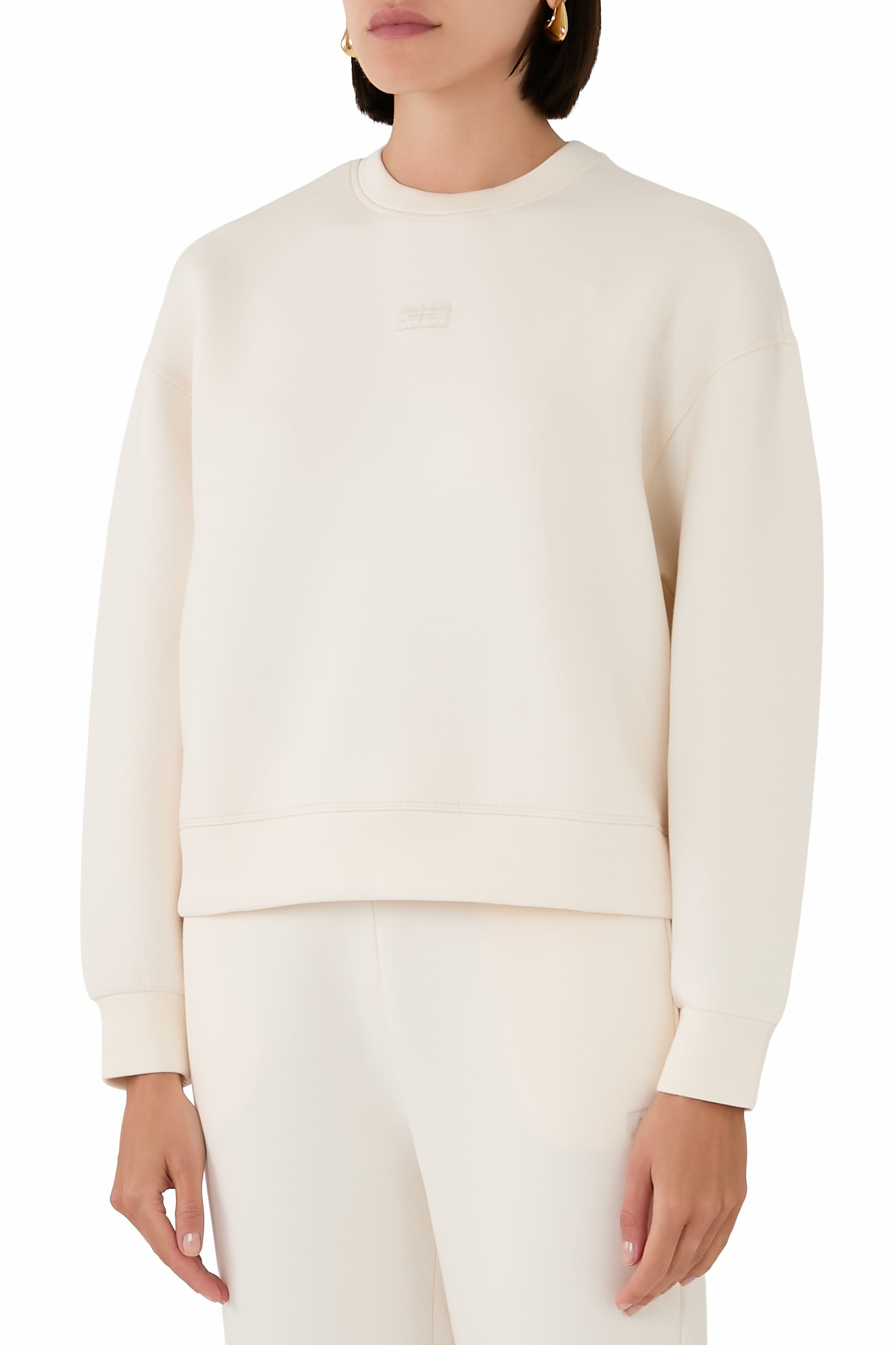 سويت شيرت بياقة ضيقة وشعار الماركة