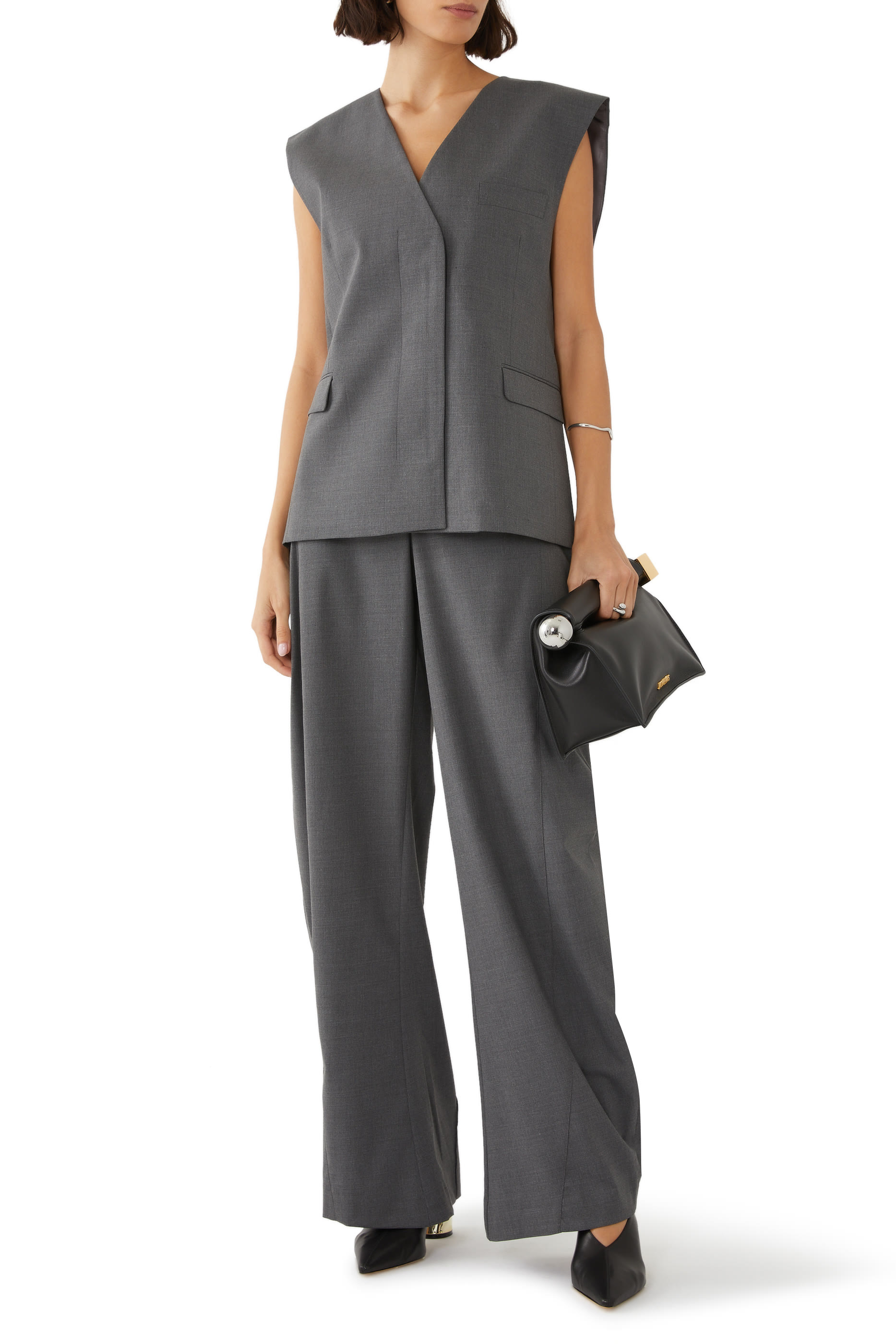 فيست بلا أكمام بقصة مربعة