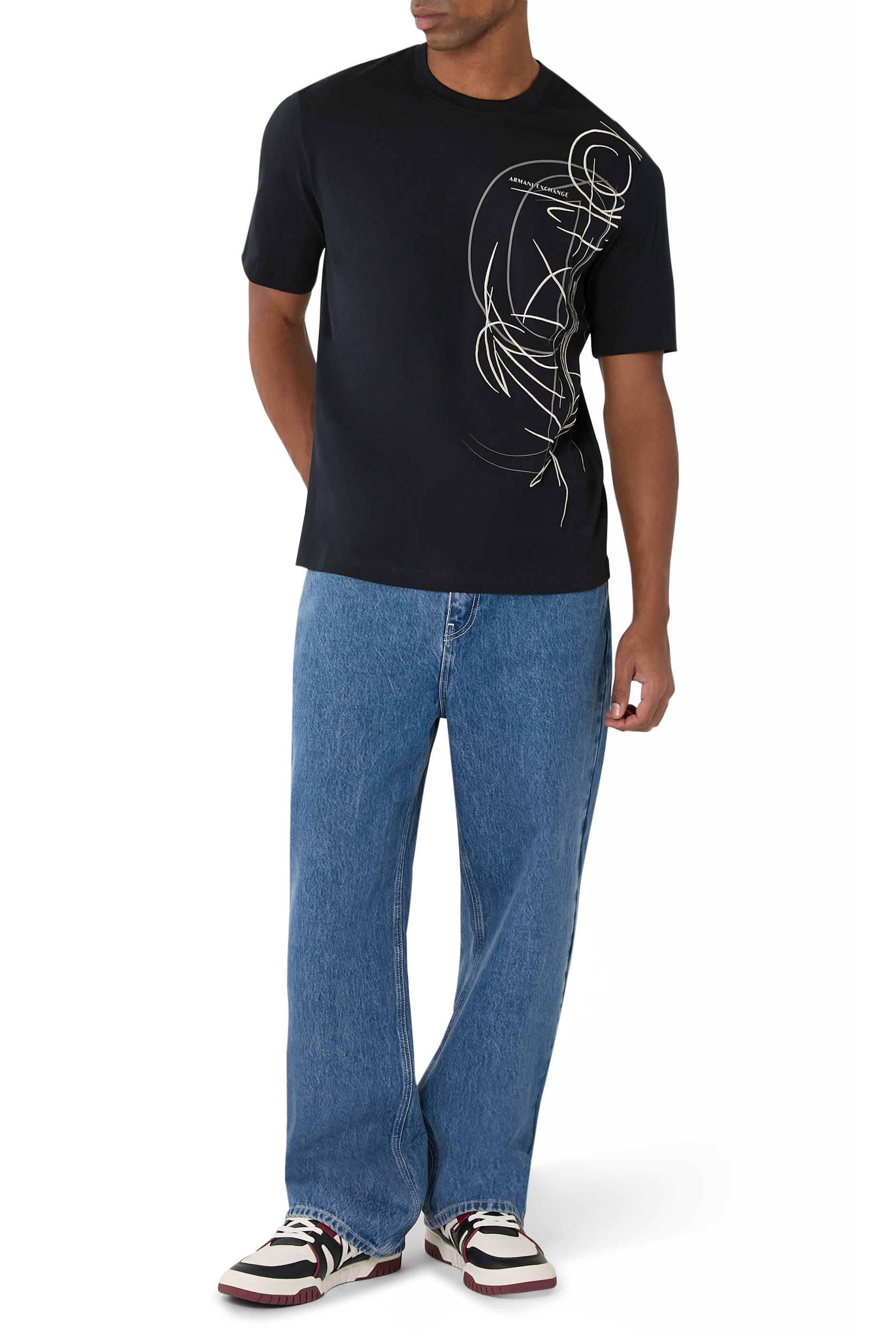 تيشيرت مزين بطبعة بشعار الماركة على الصدر الجانبي