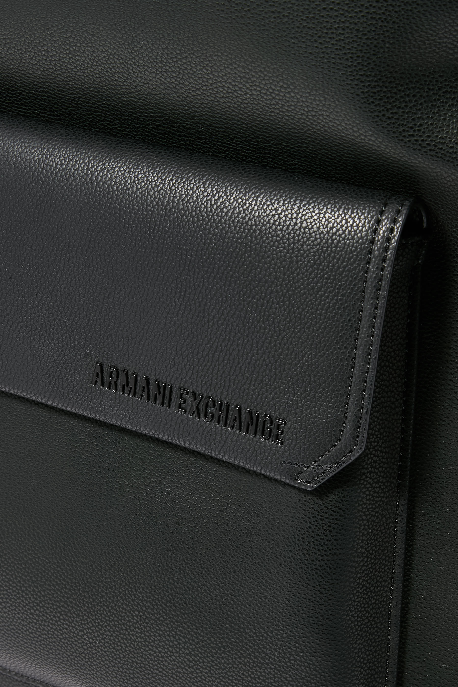 حقيبة ظهر بشعار الماركة