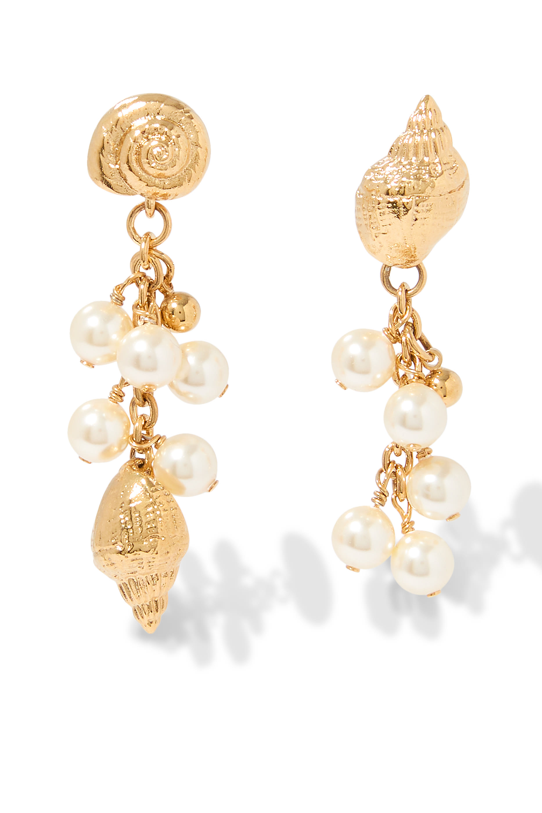 أقراط بتصميم صدفة