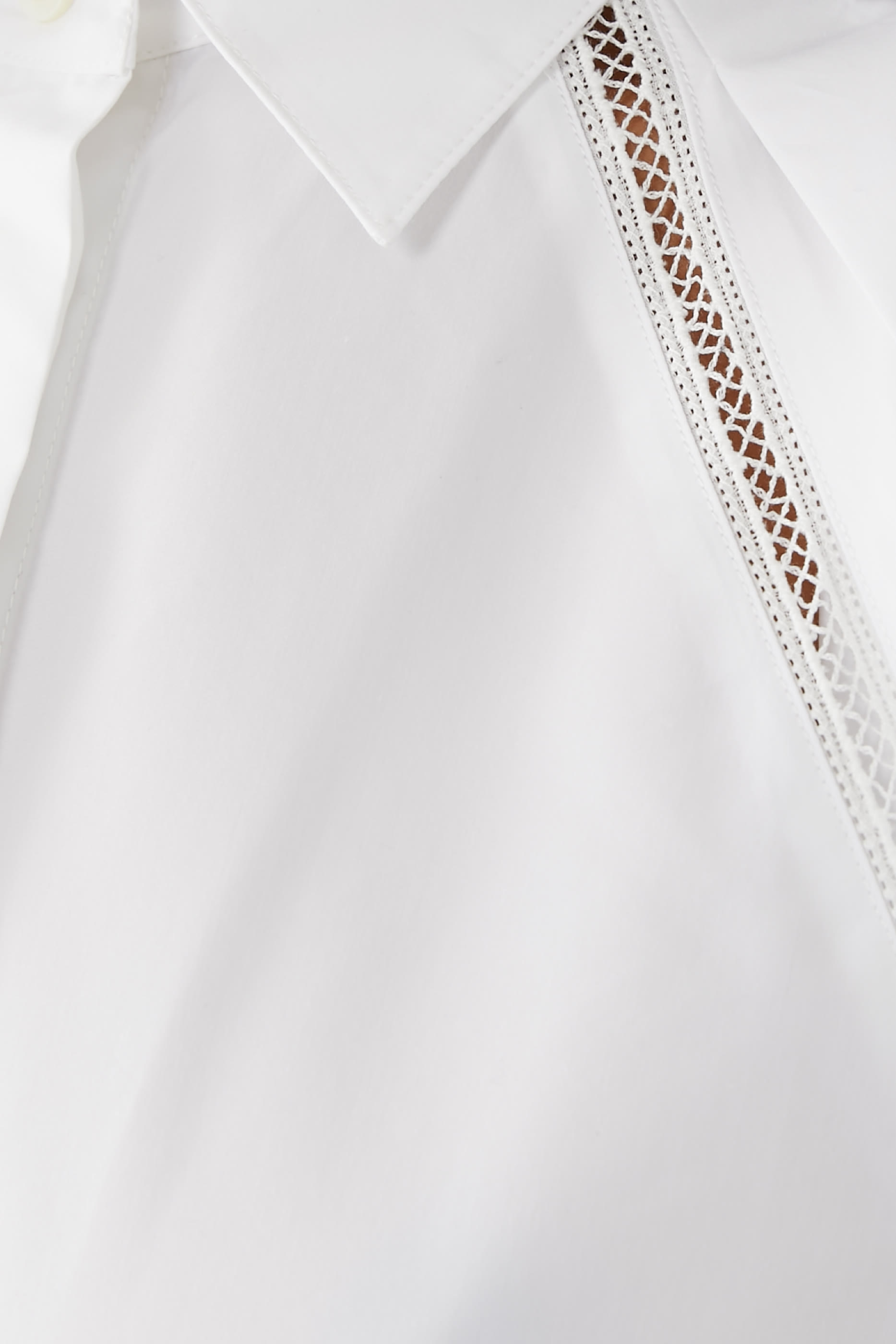 قميص بأكمام منفوخة وحافة شبكية