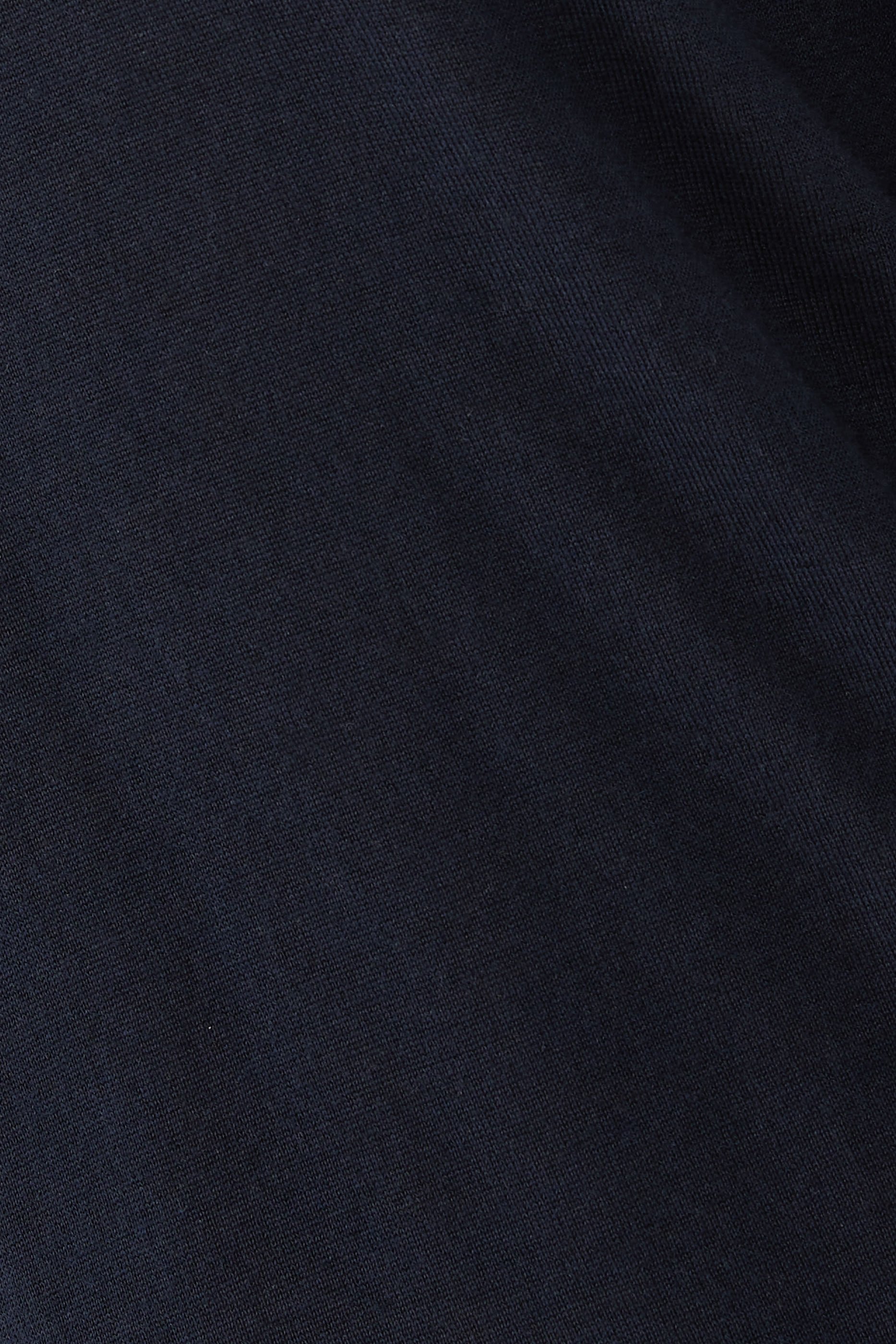 كنزة زانون بياقة ضيقة