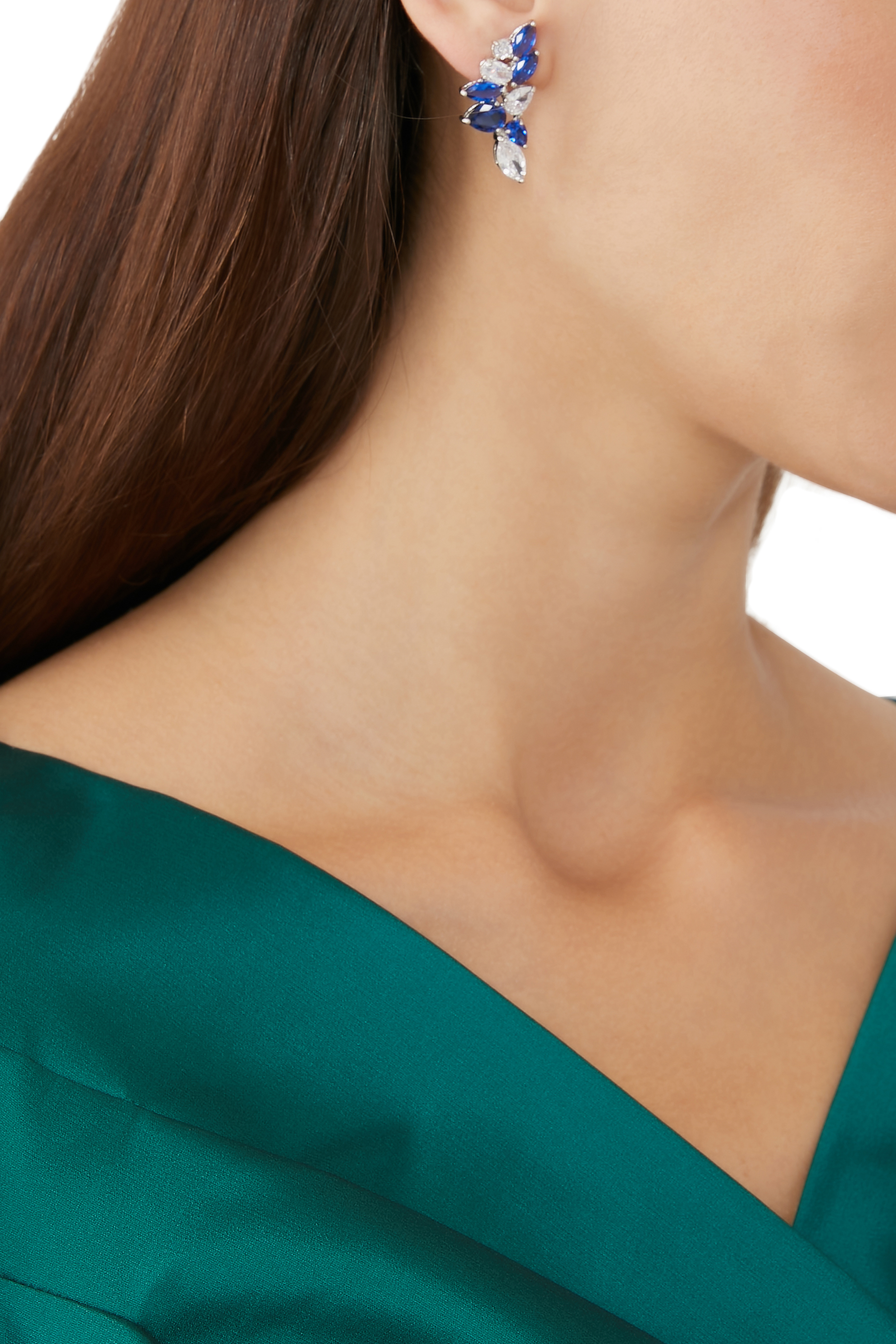 أقراط بتصميم هلال مرصعة بالزمرد وأحجار زركونيا مكعبة بأشكال مختلفة