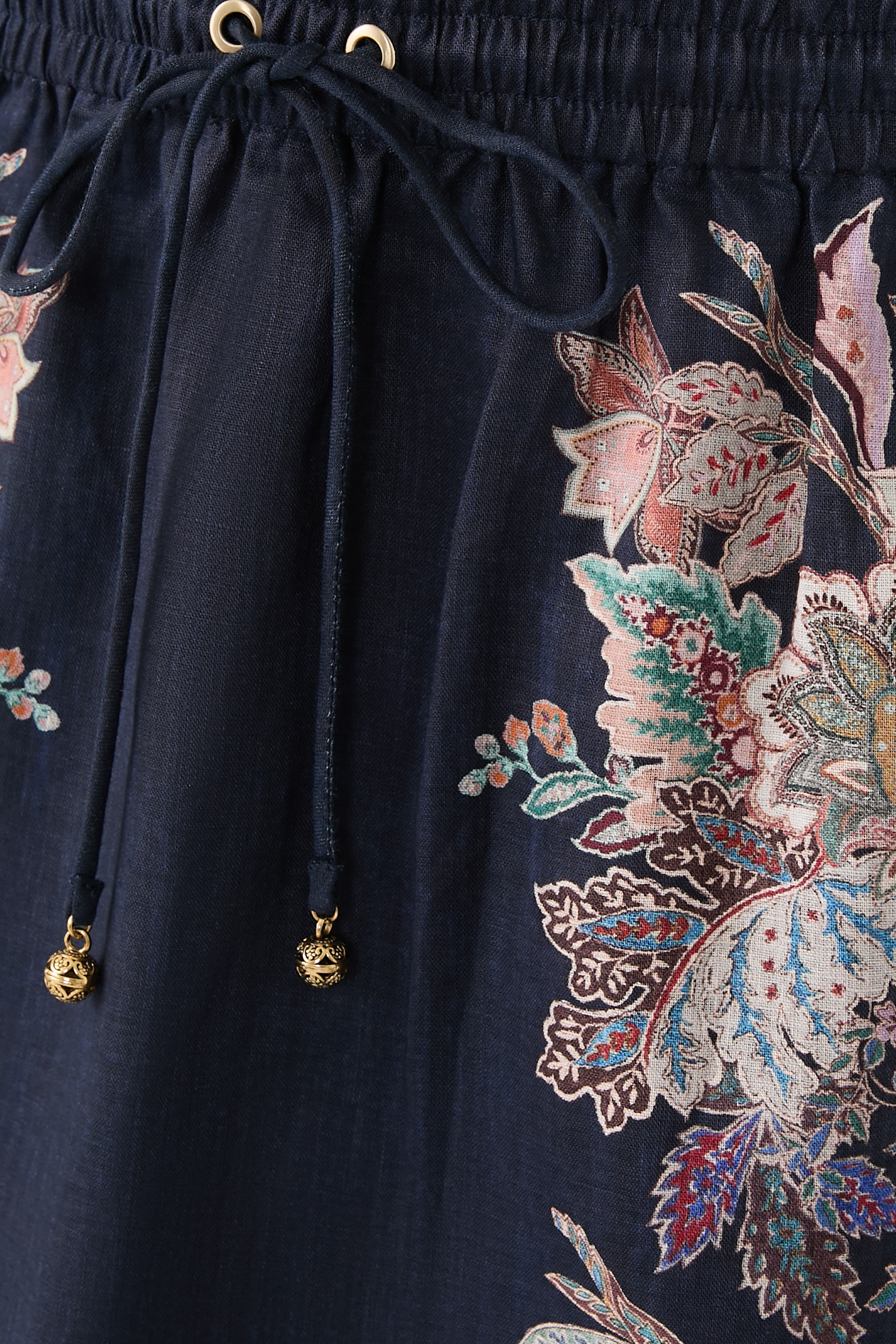 تنورة ريانون متوسطة الطول بحافة صدفية