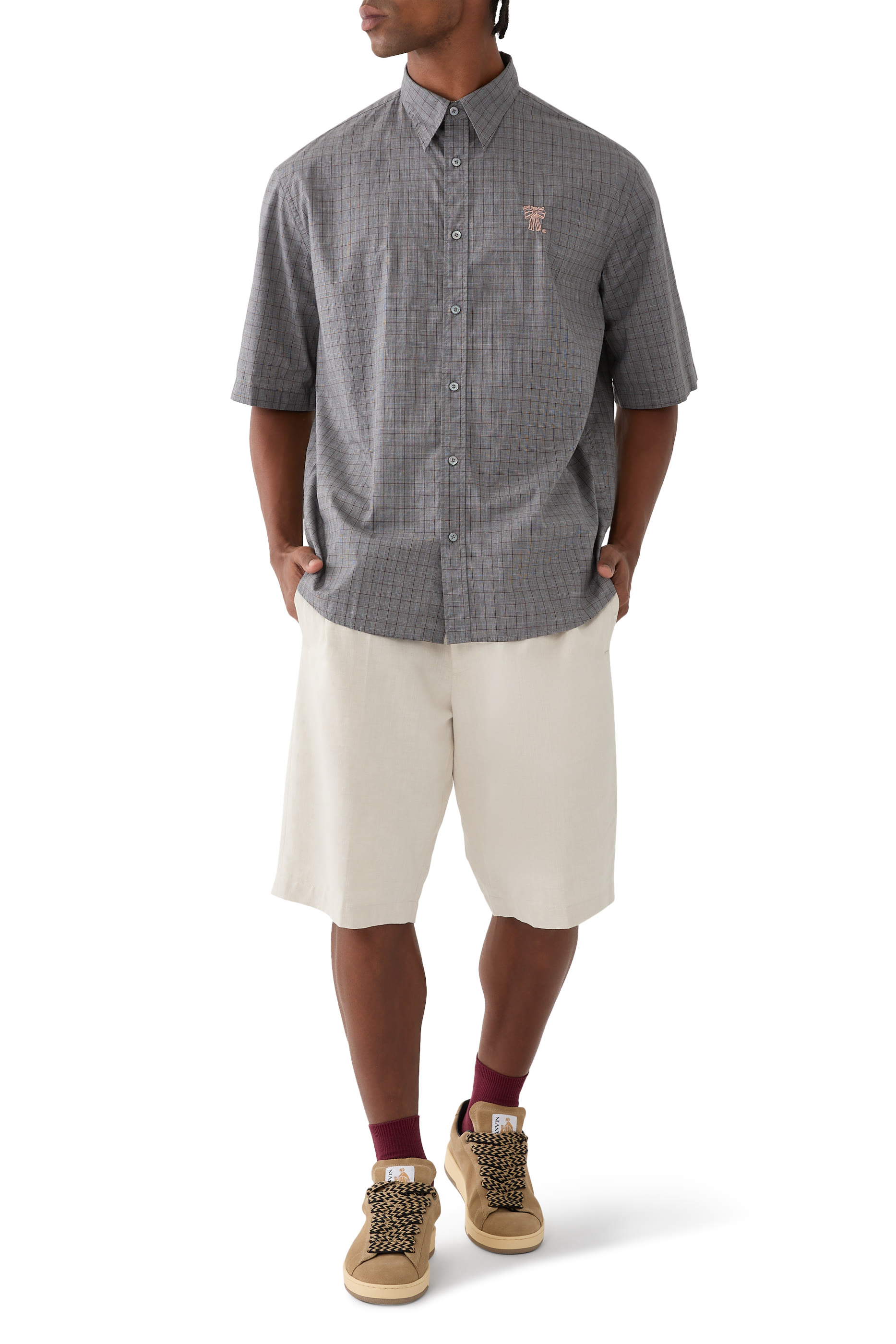 قميص بأكمام قصيرة وصف أزرار