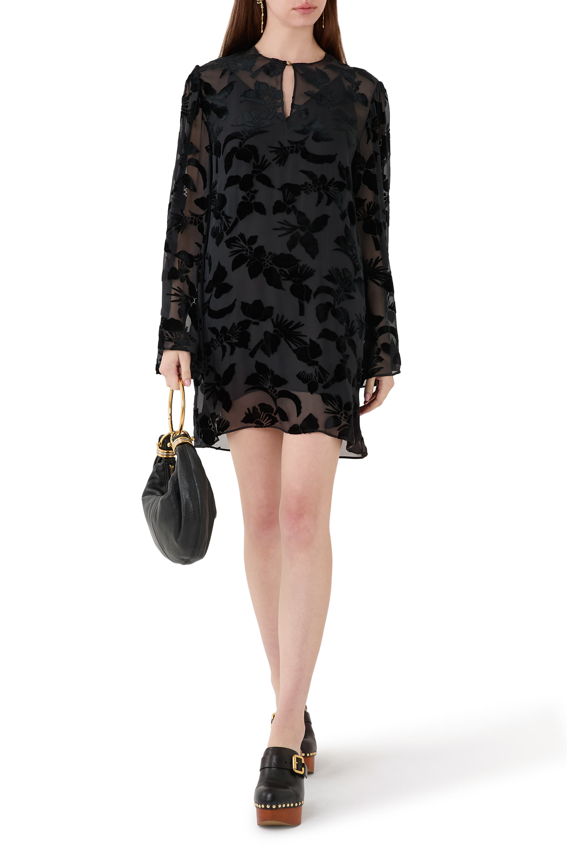 فستان قصير بأكمام منفوخة