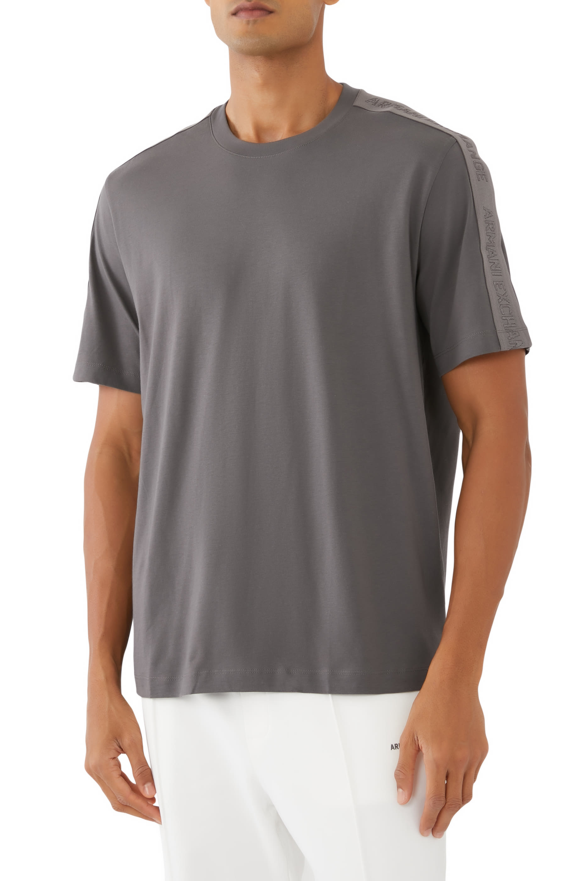 تيشيرت بياقة ضيقة وبحروف شعار الماركة