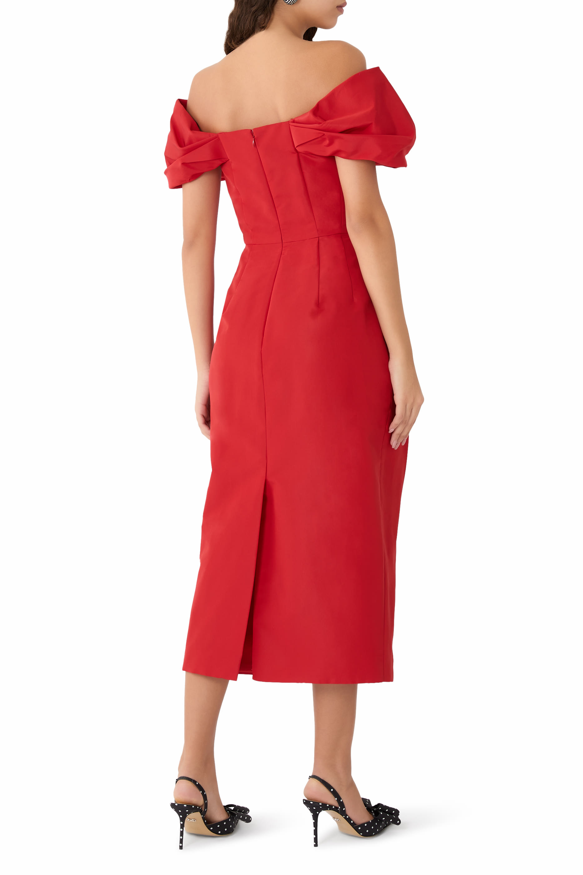 فستان بقصة مستقيمة وأكتاف مكشوفة