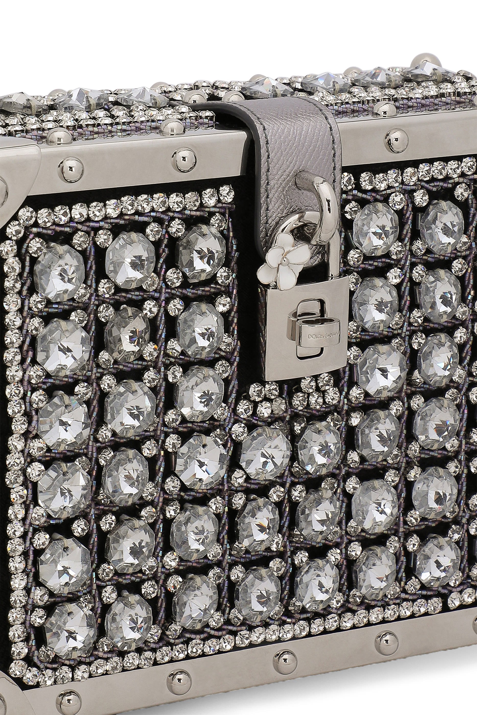 حقيبة دولتشي بتصميم علبة جاكار مطرز