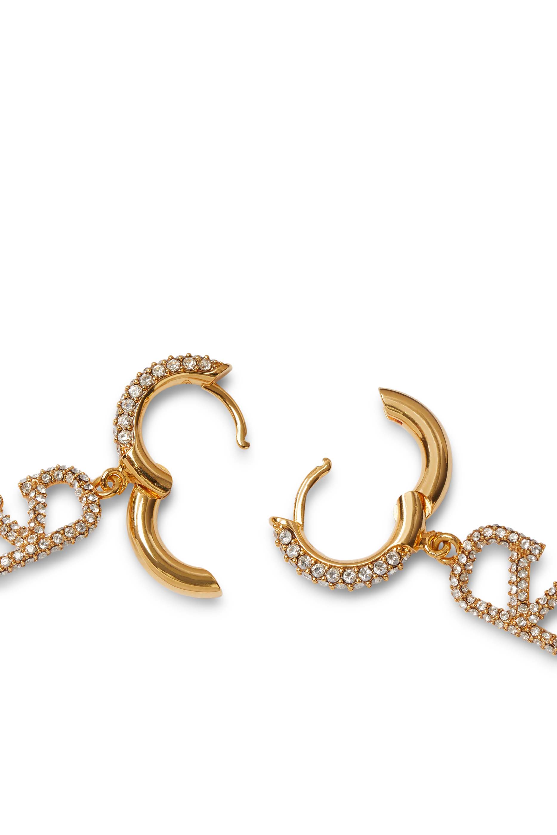 أقراط مزينة بالكريستال وشعار V