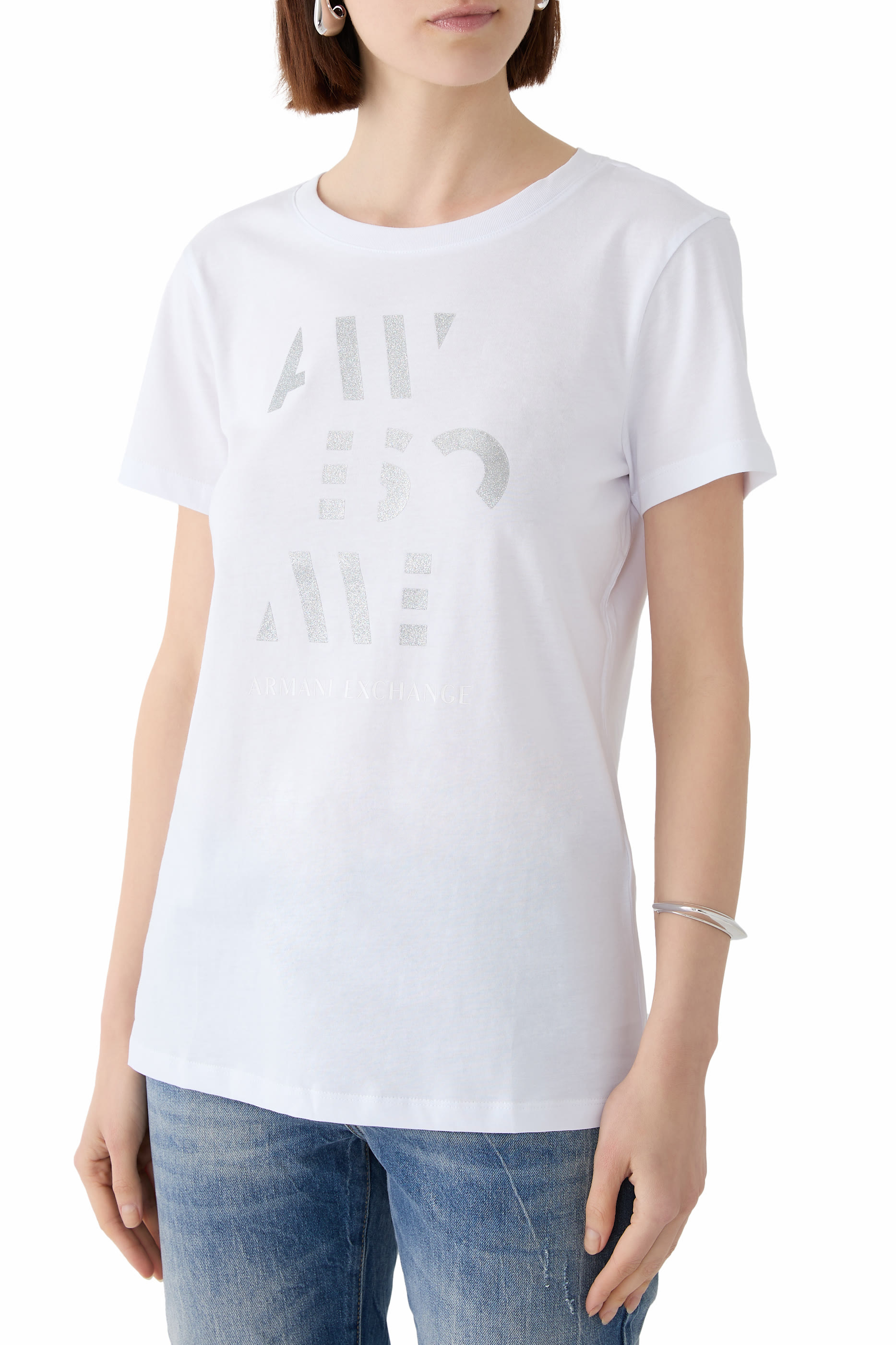 تيشيرت بأكمام قصيرة وشعار الماركة