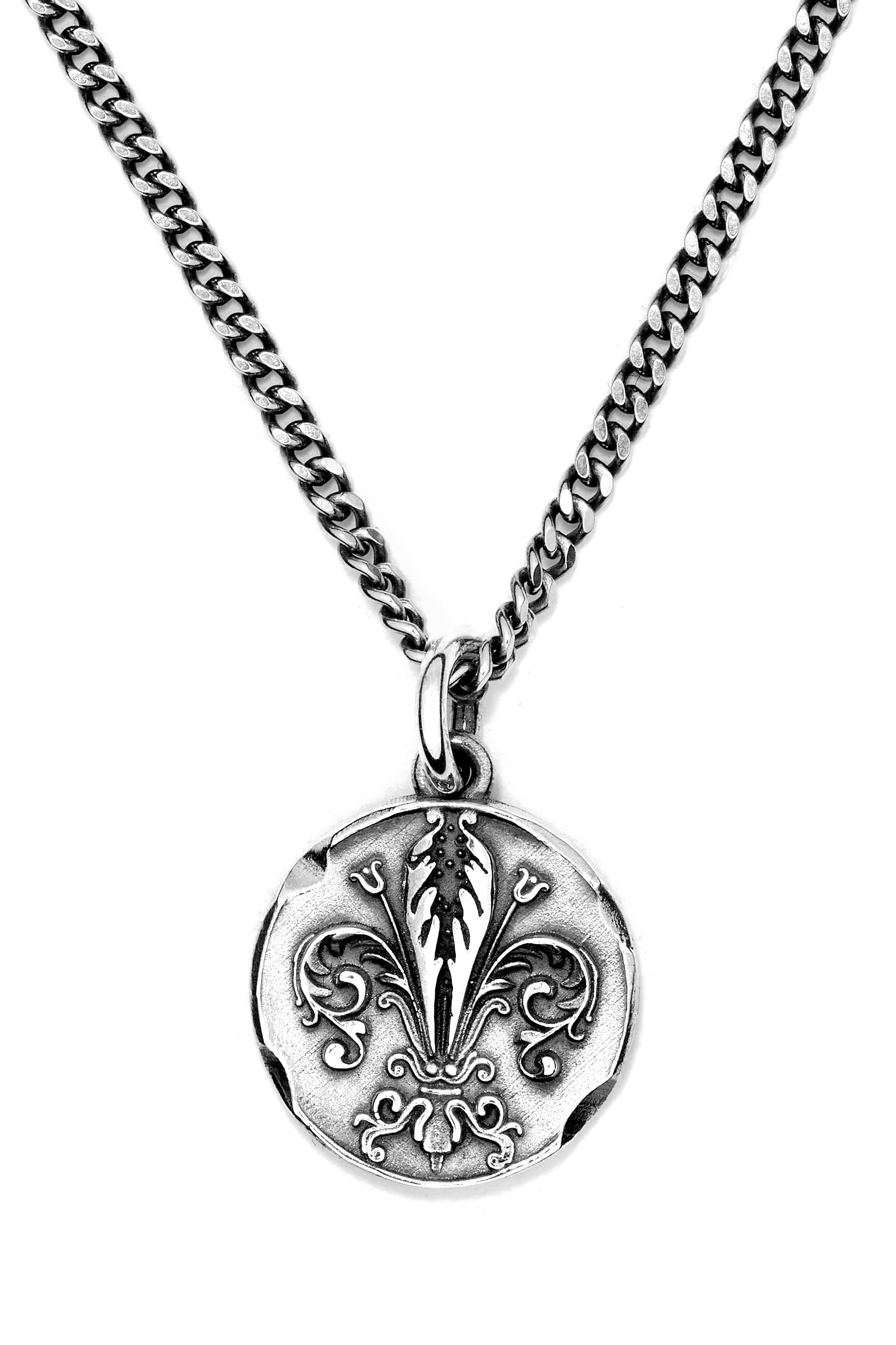 قلادة بدلاية دائرية محفورة بزهرة الزنبق