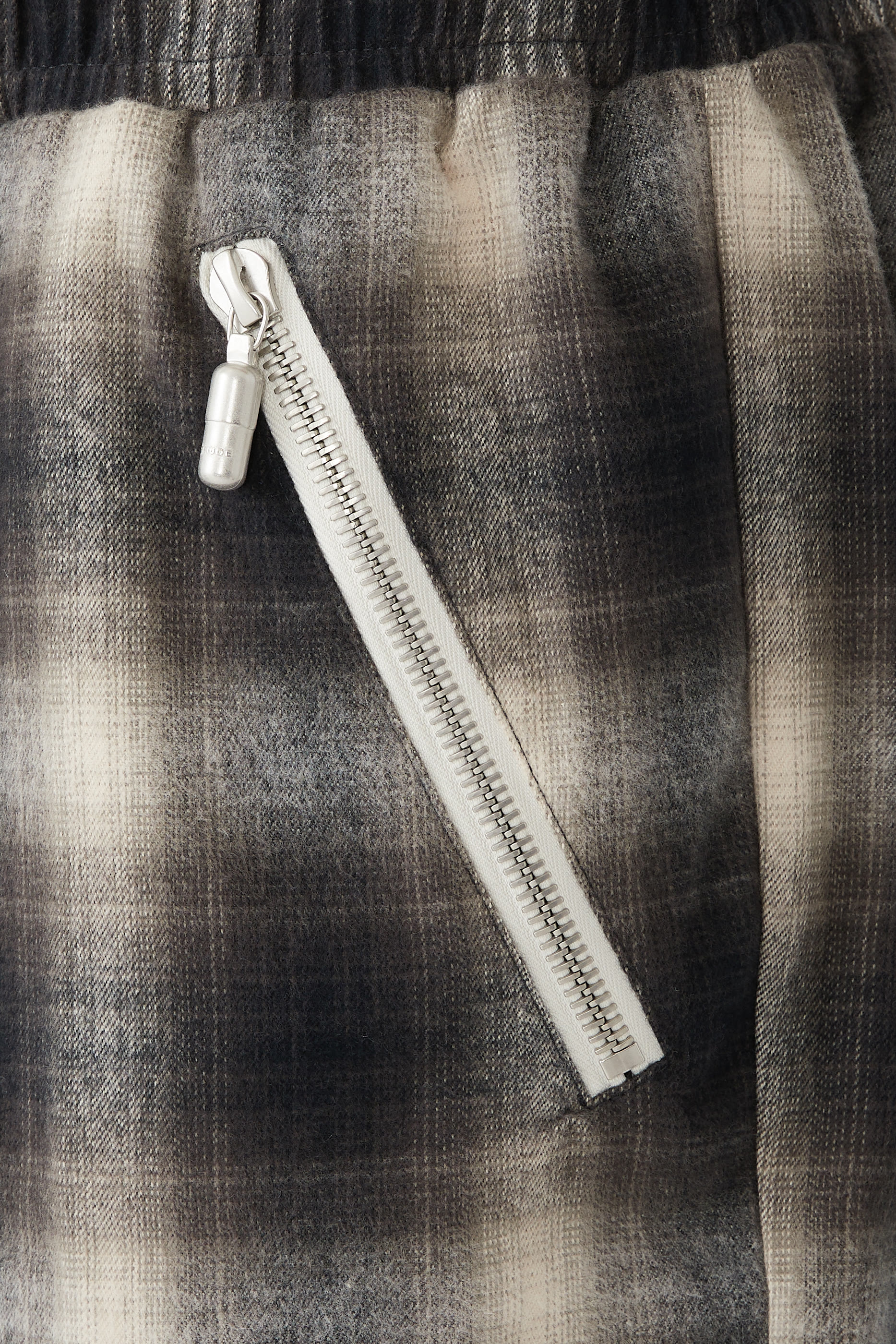 شورت بشعار بنقشة مربعات