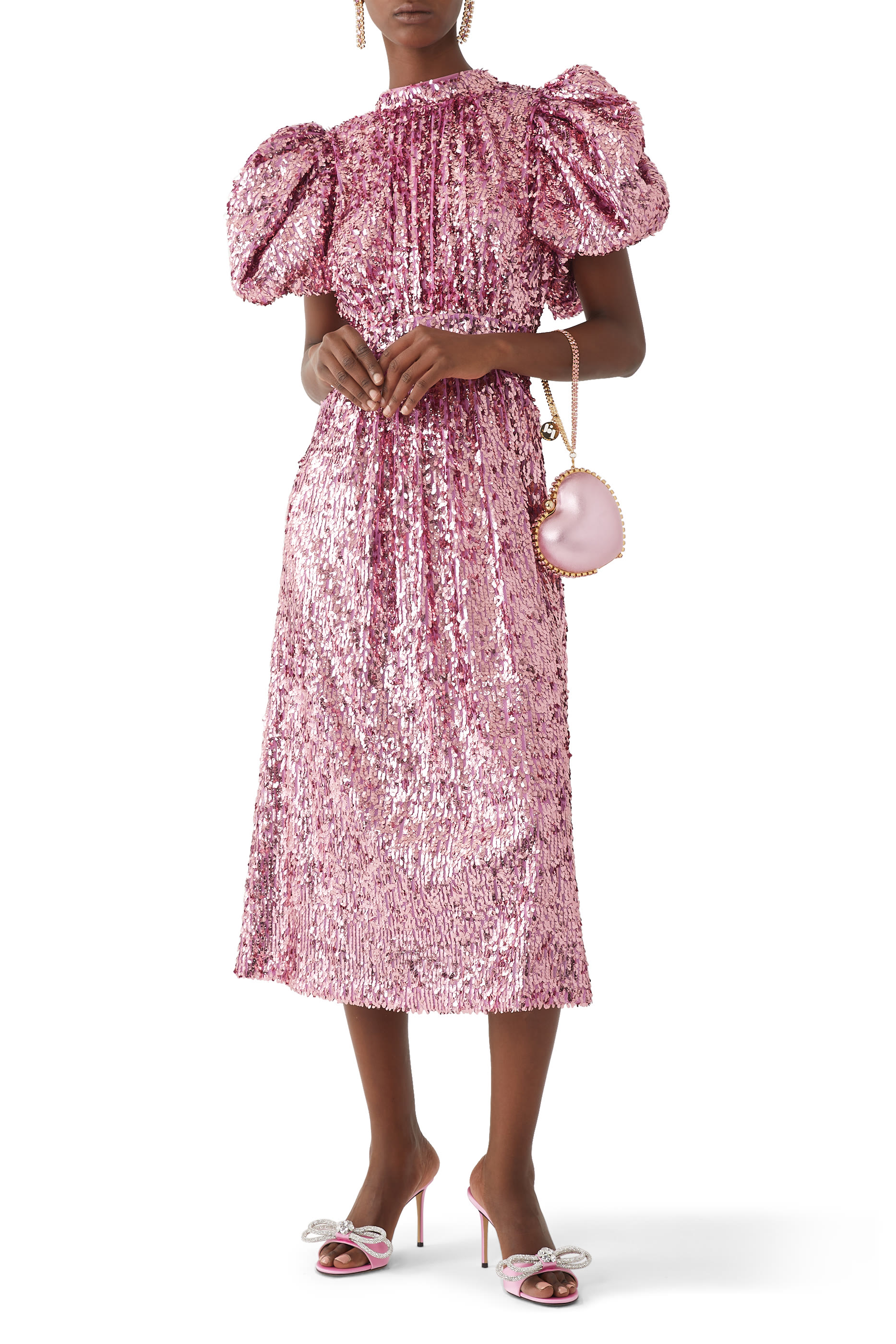 فستان بأكمام منفوخة مطرز بالترتر