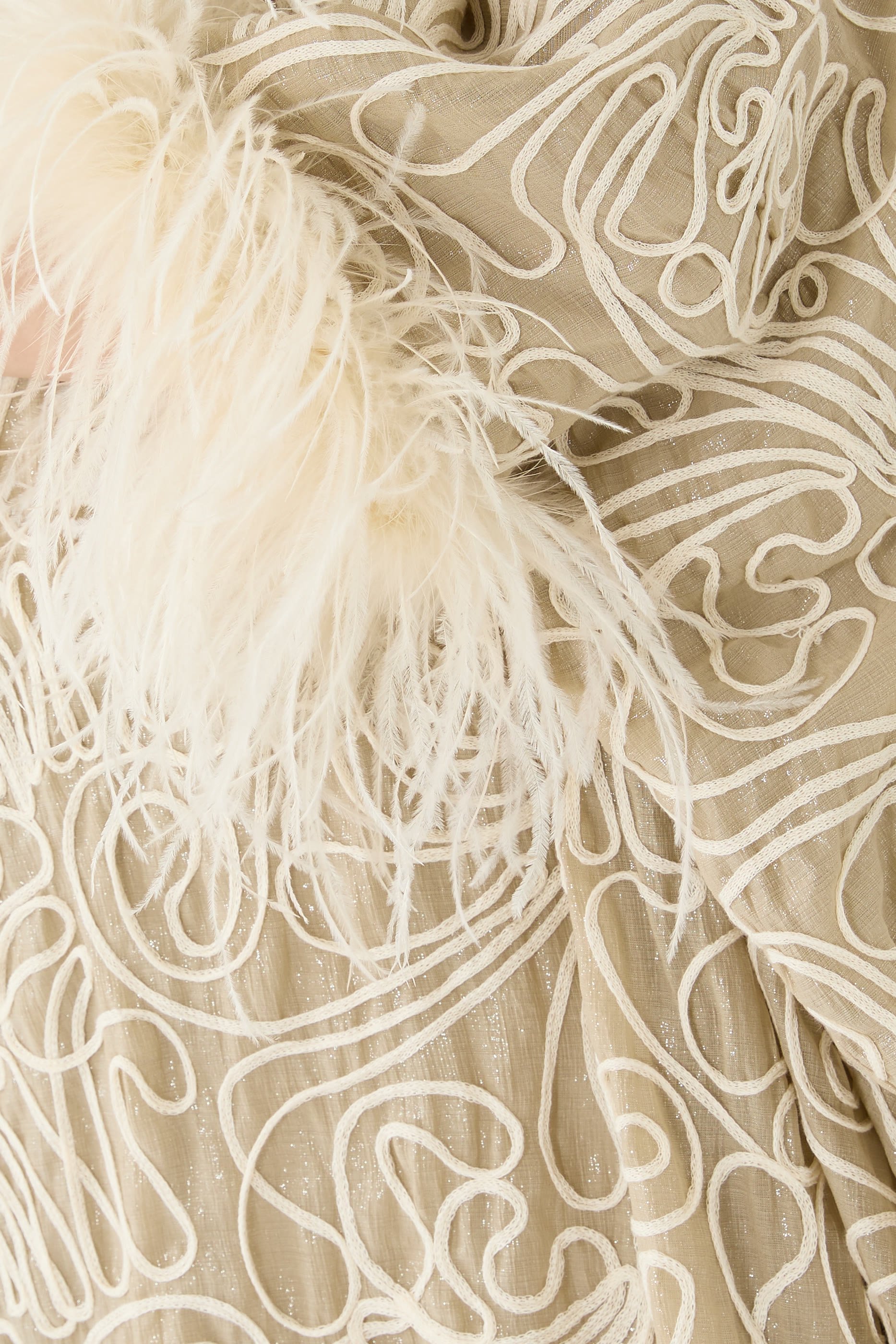 فستان كوكون بتطريز تجريدي مزين بالريش