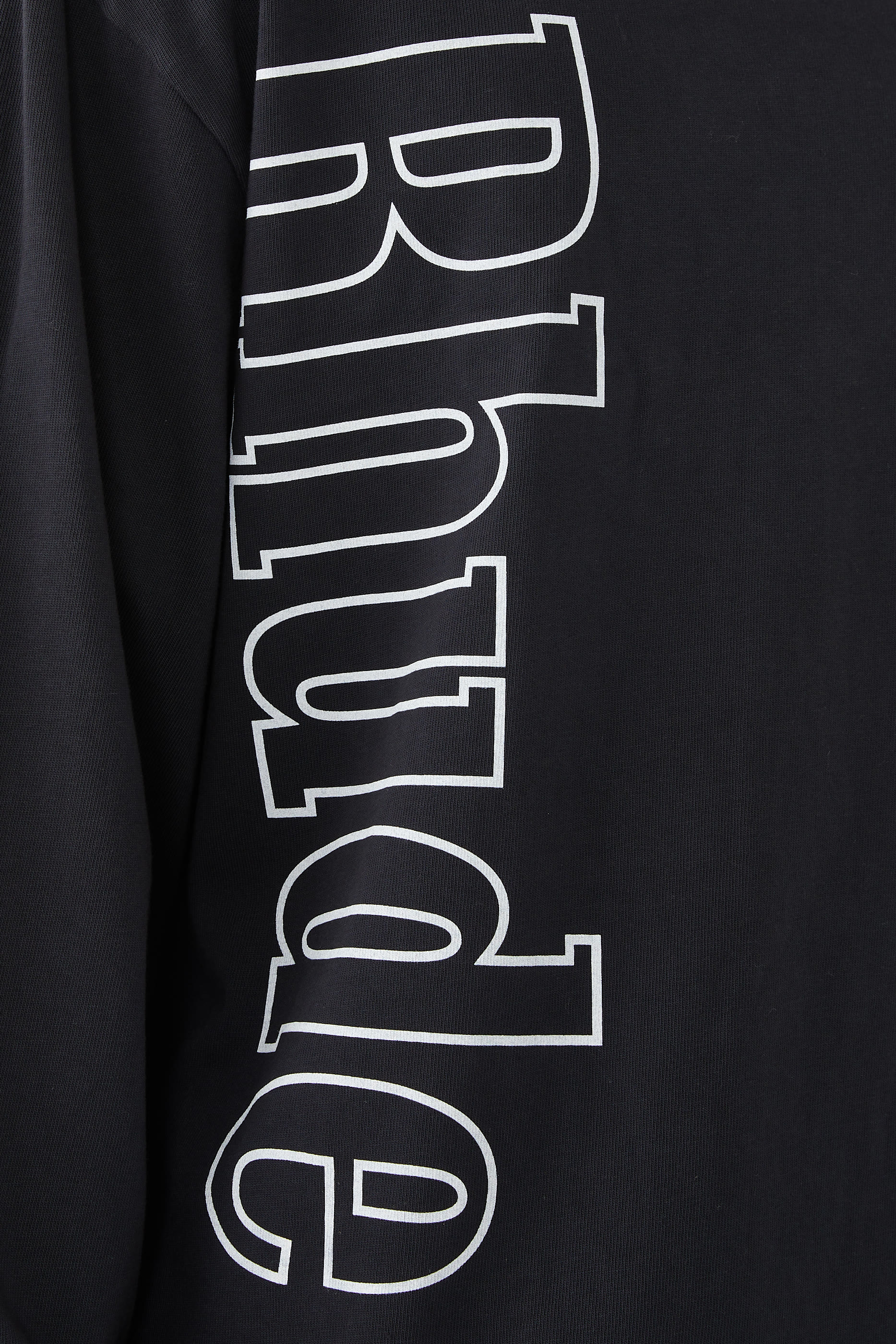 تيشيرت بأكمام طويلة وشعار الماركة المحفور على الجانب