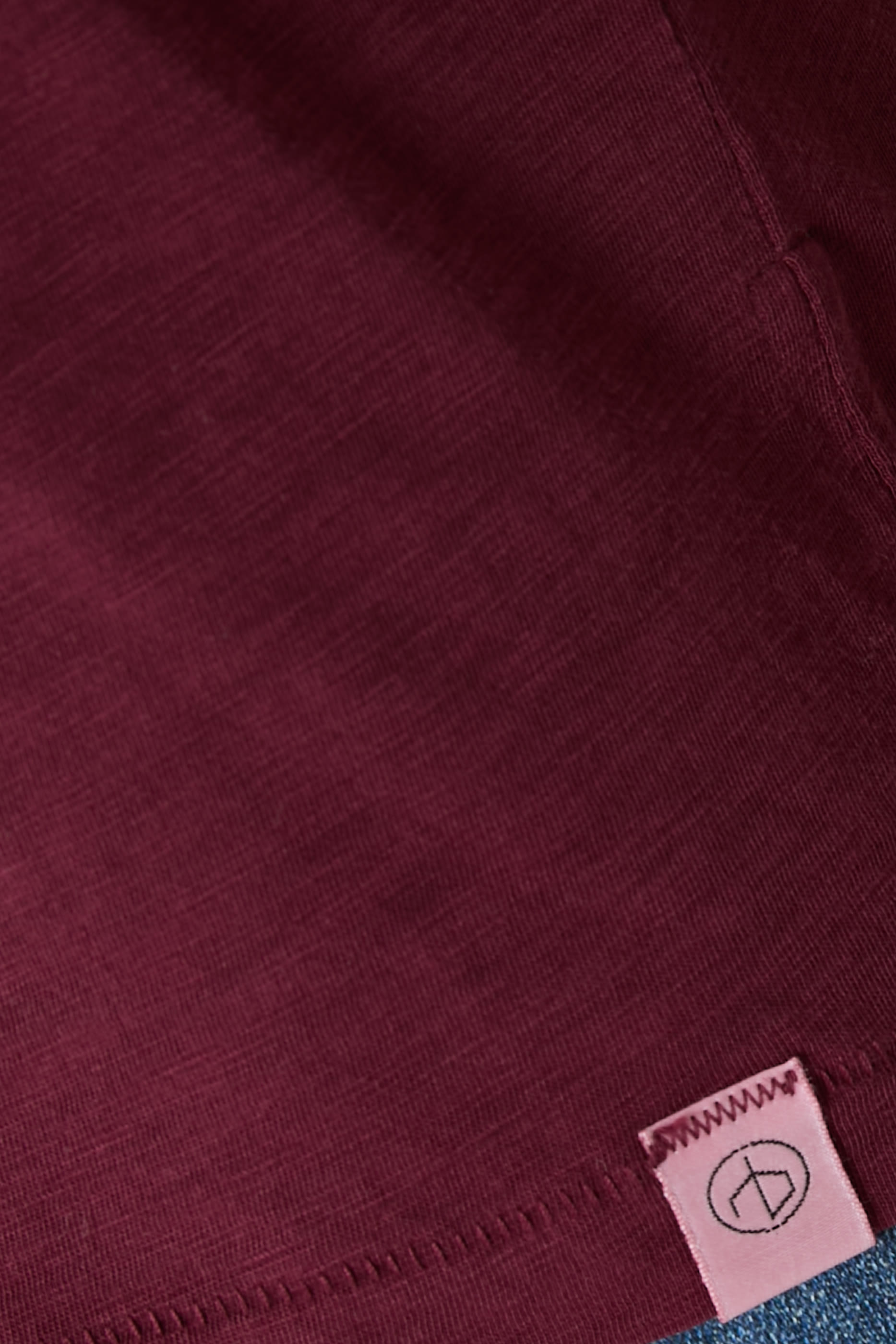 تيشيرت قماش بارز الملمس