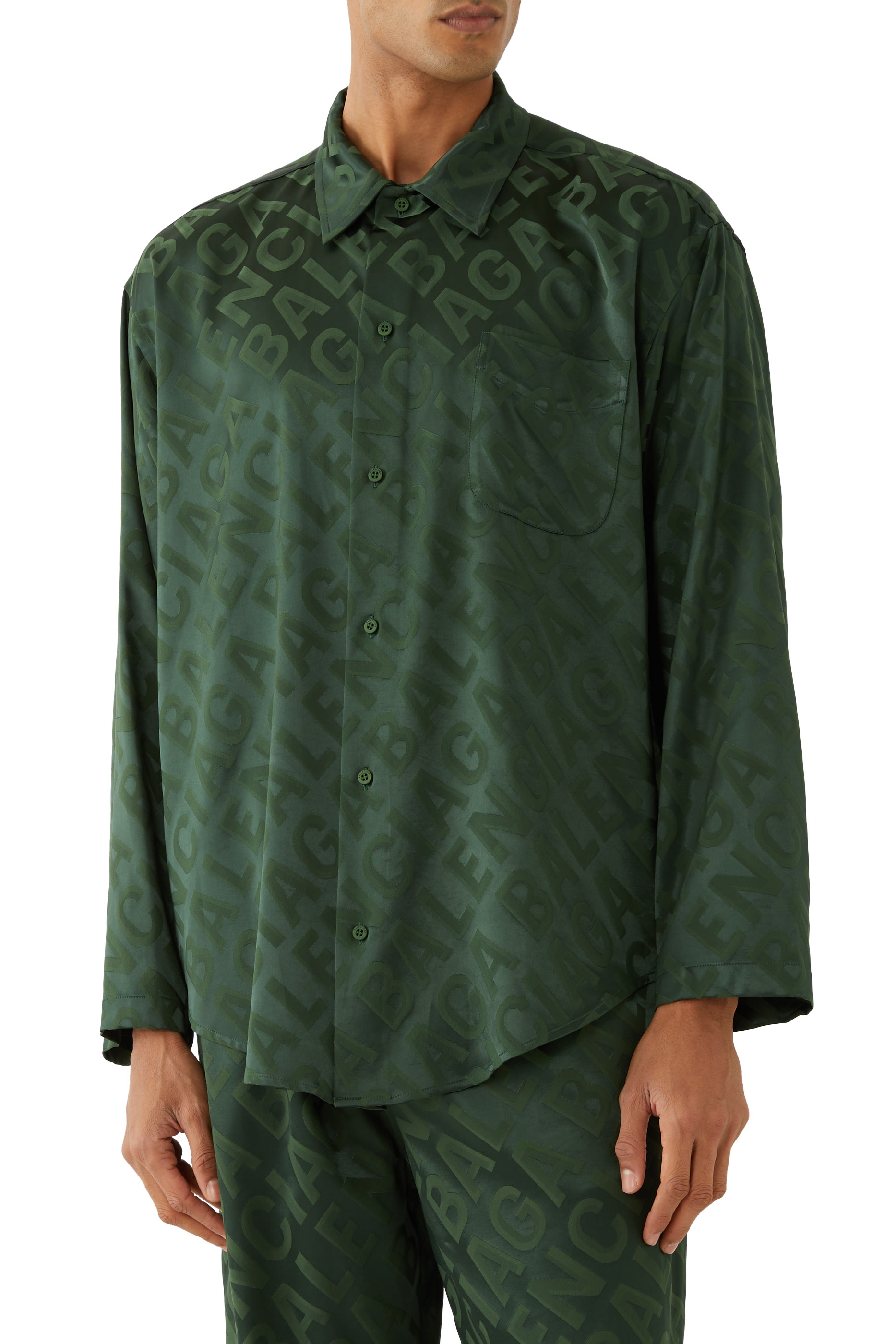 قميص بتصميم بسيط بقصة واسعة وشعار الماركة بالكامل