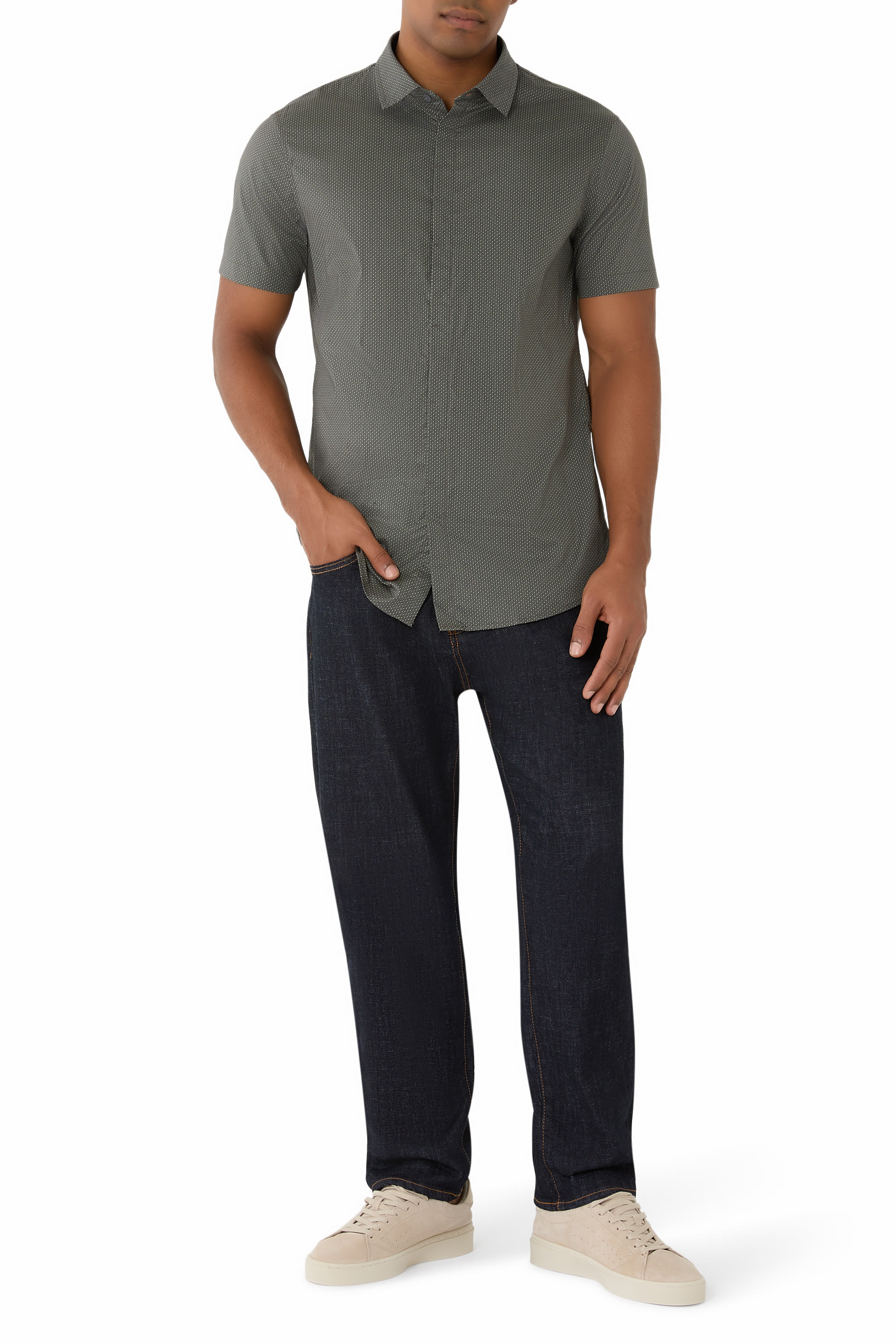 قميص بقصة ضيقة بأكمام قصيرة