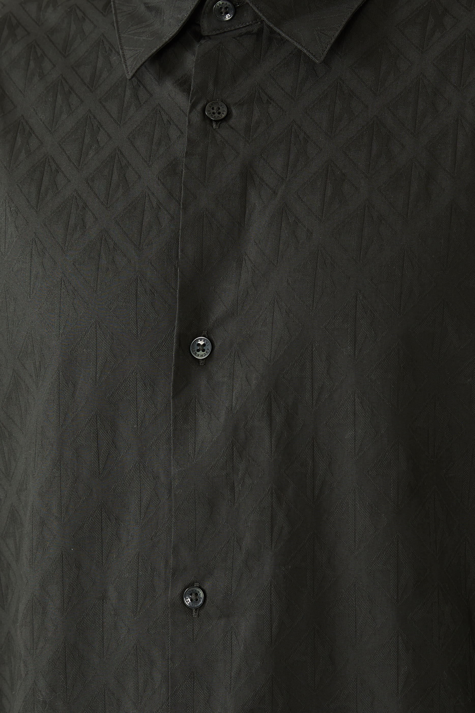 قميص بقصة عادية ونقشة شعار الماركة بالكامل