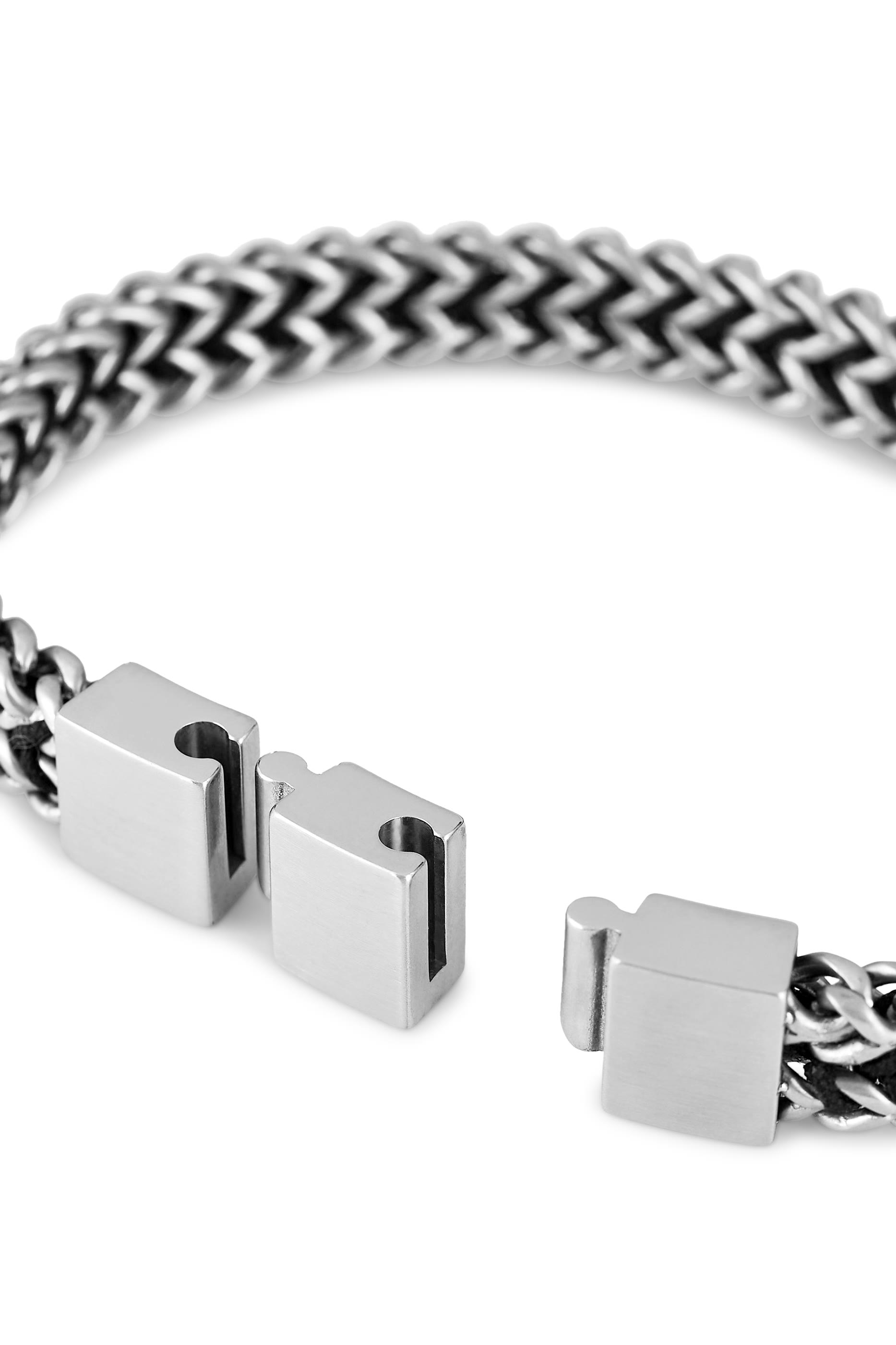 سوار بشعار النسر المميز للماركة