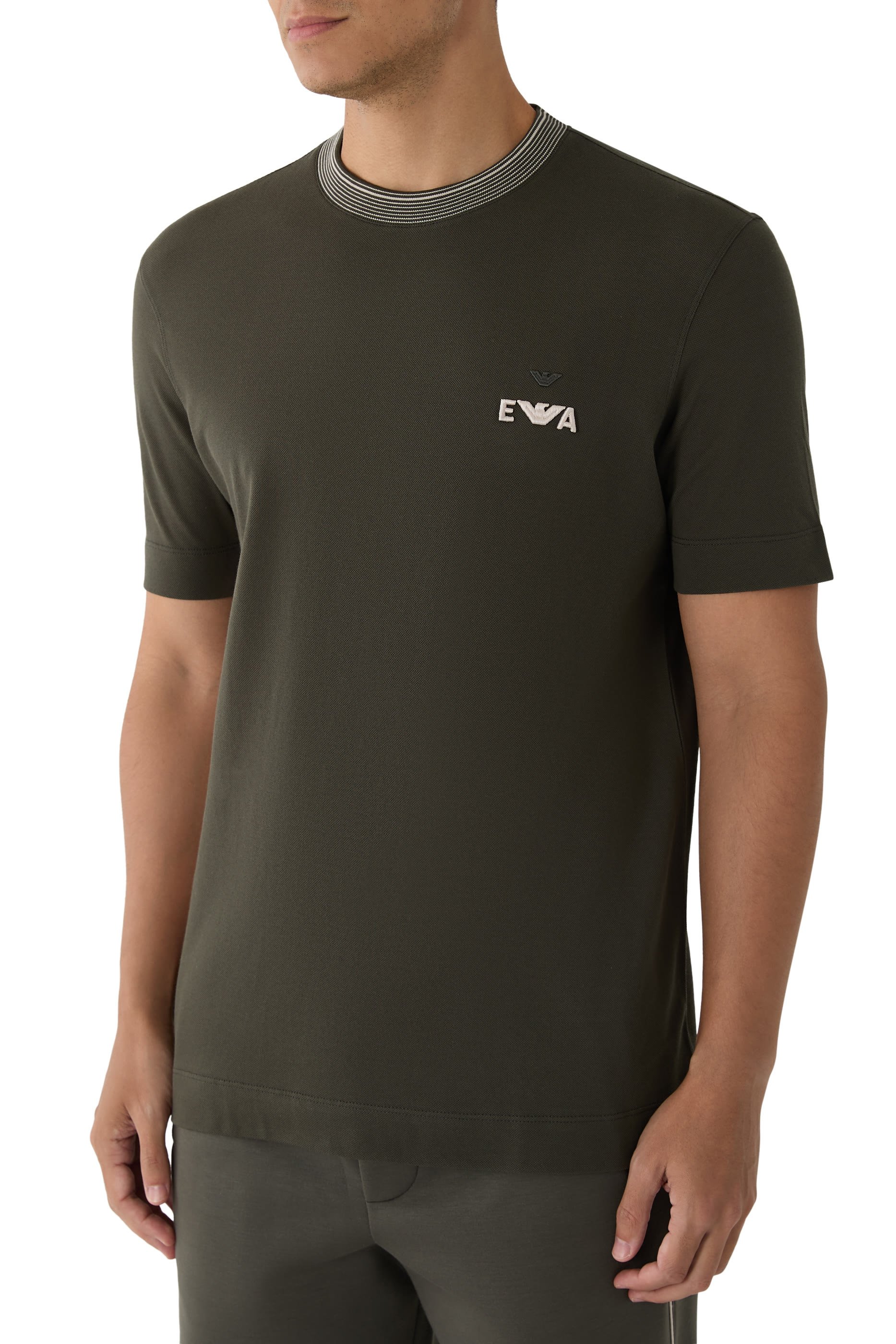 تيشيرت بتطريز شعار الماركة