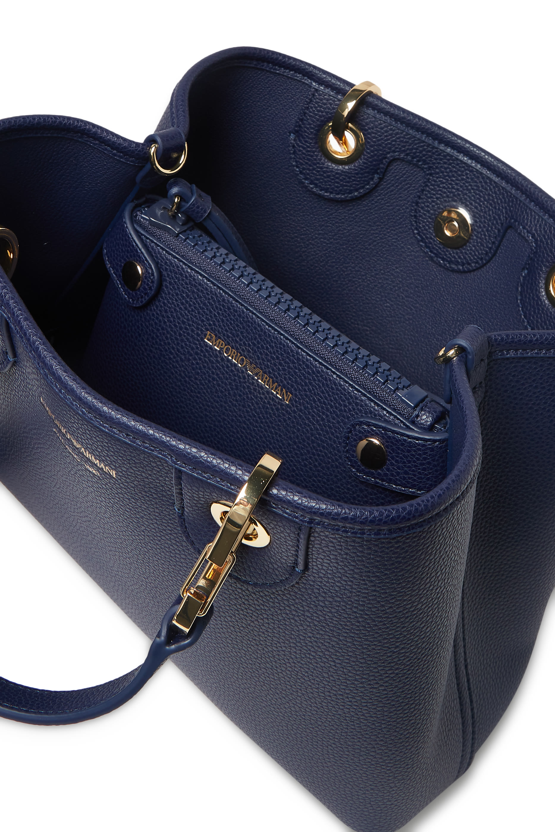 حقيبة يد مزينة بشعار الماركة