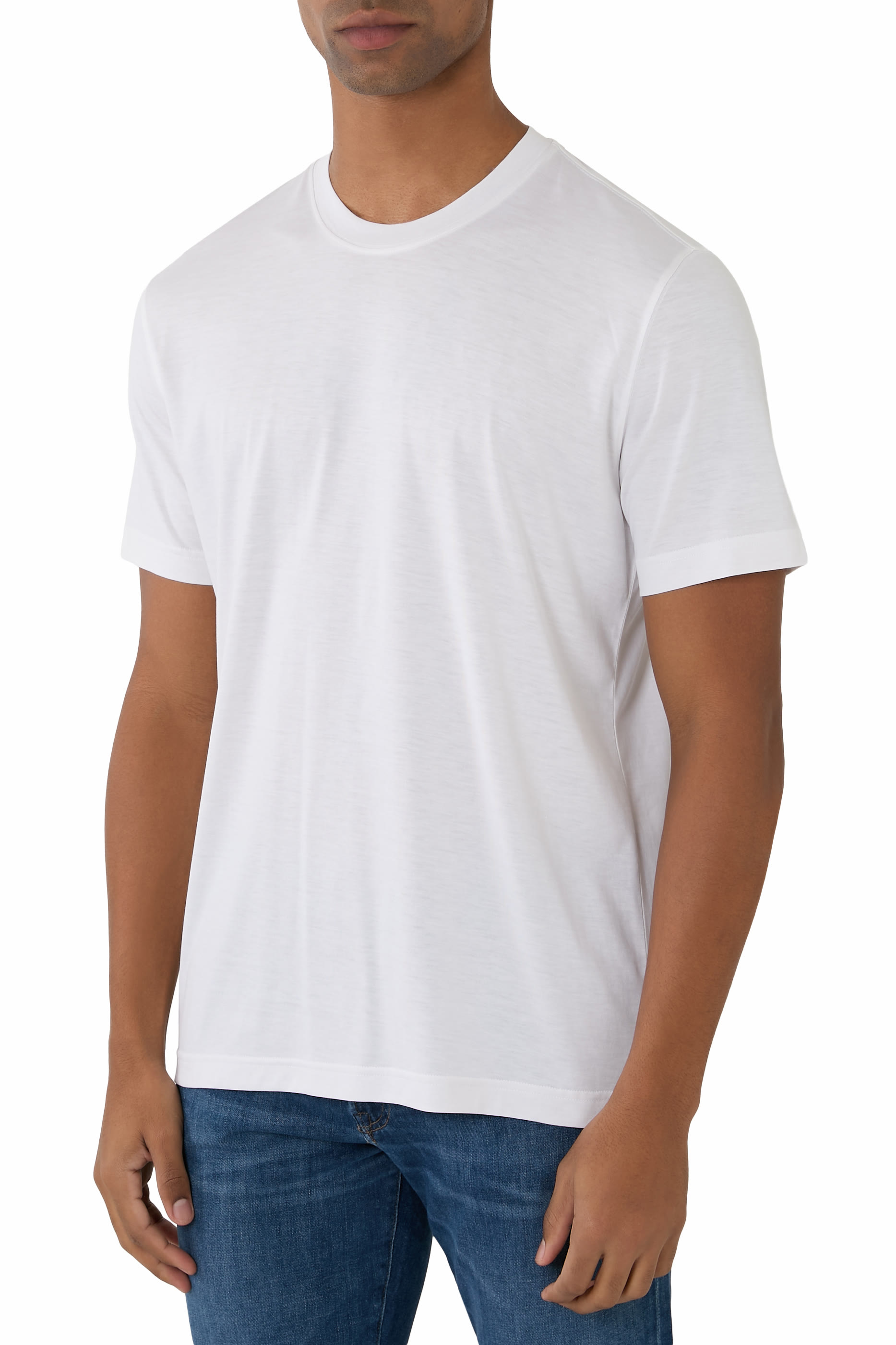 تيشيرت بياقة ضيقة